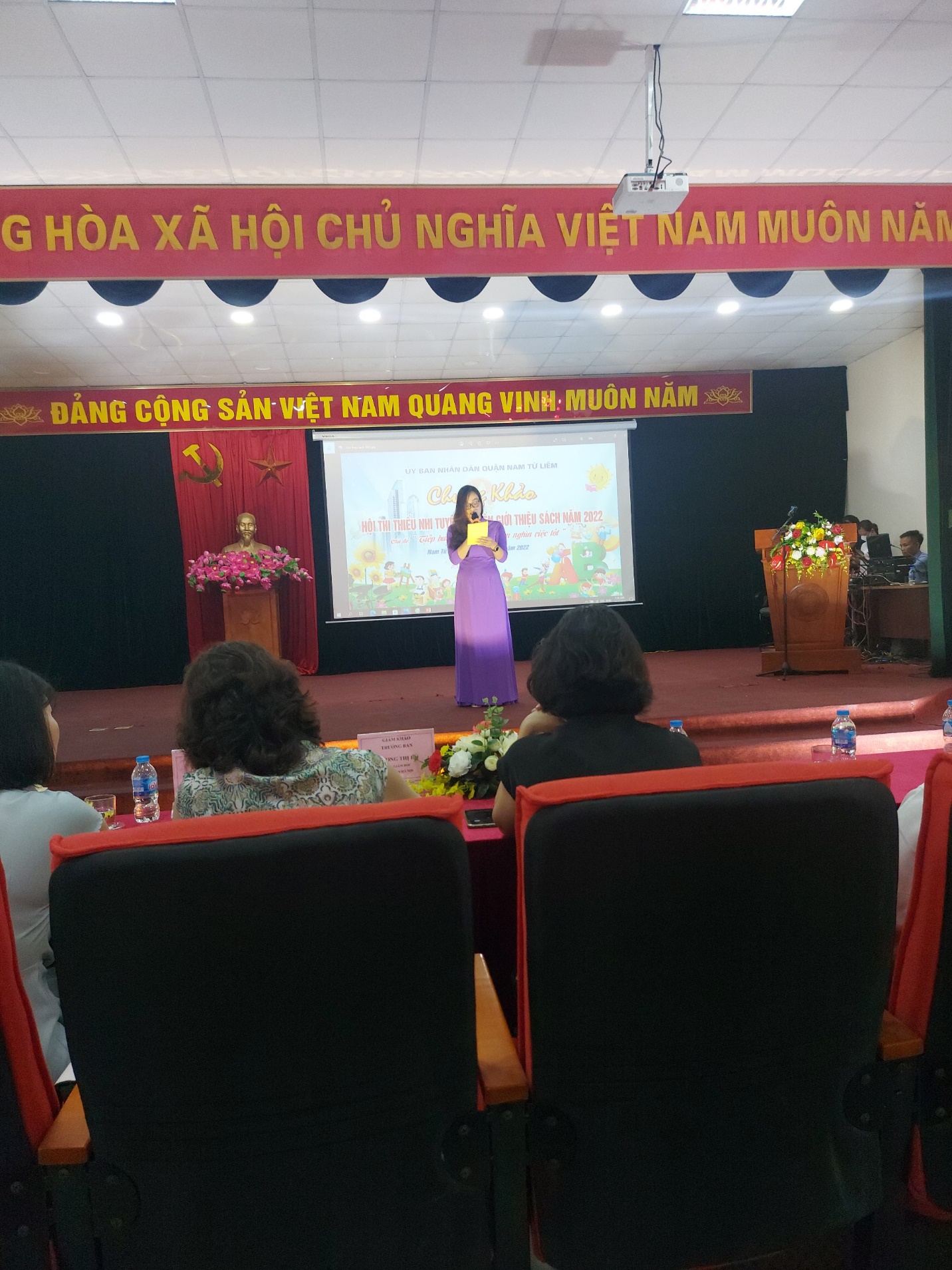 A picture containing text, indoor, ceiling, auditorium

Description automatically generated