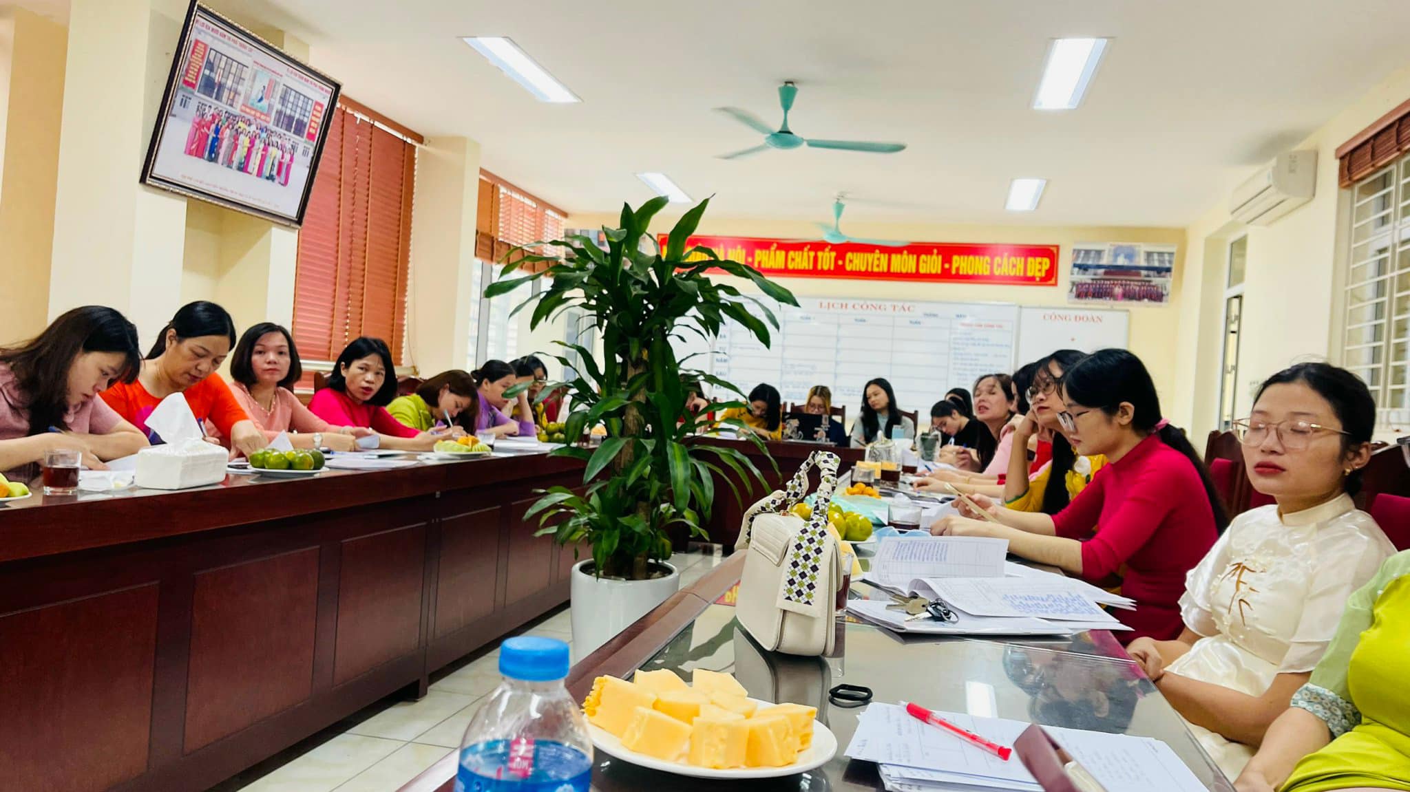 D:\Van phong\Ảnh\2023-2024\9. hội nghị CBCCVCNLĐ 14-10-2023\6.jpg