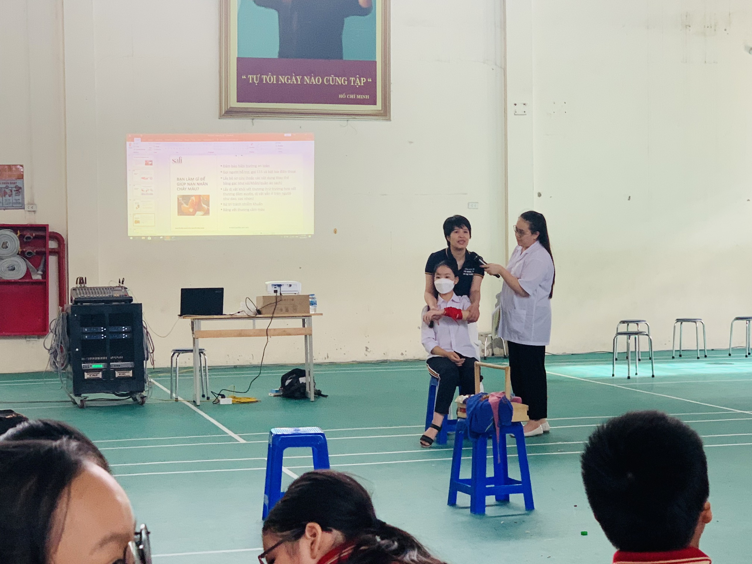 D:\Van phong\Ảnh\2023-2024\11. Tập huấn sơ cấp cứu\z4819892434936_5e79e47a6a1169f7349cc103e206095f.jpg