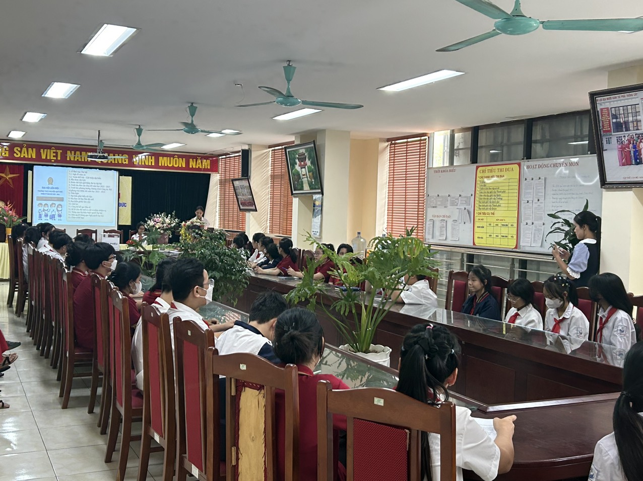 D:\Du lieu C\Desktop\ĐH liên đội\z4804564040606_df439afdea55ae9aa74cbb73e7e70322.jpg