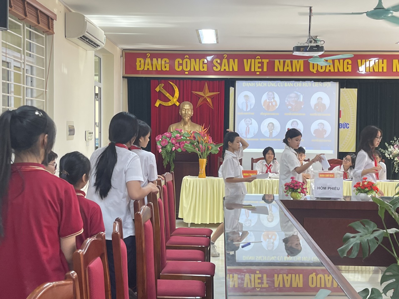 D:\Du lieu C\Desktop\ĐH liên đội\z4804526975414_275bb69f69a5c7f35a30da68f8e887d1.jpg