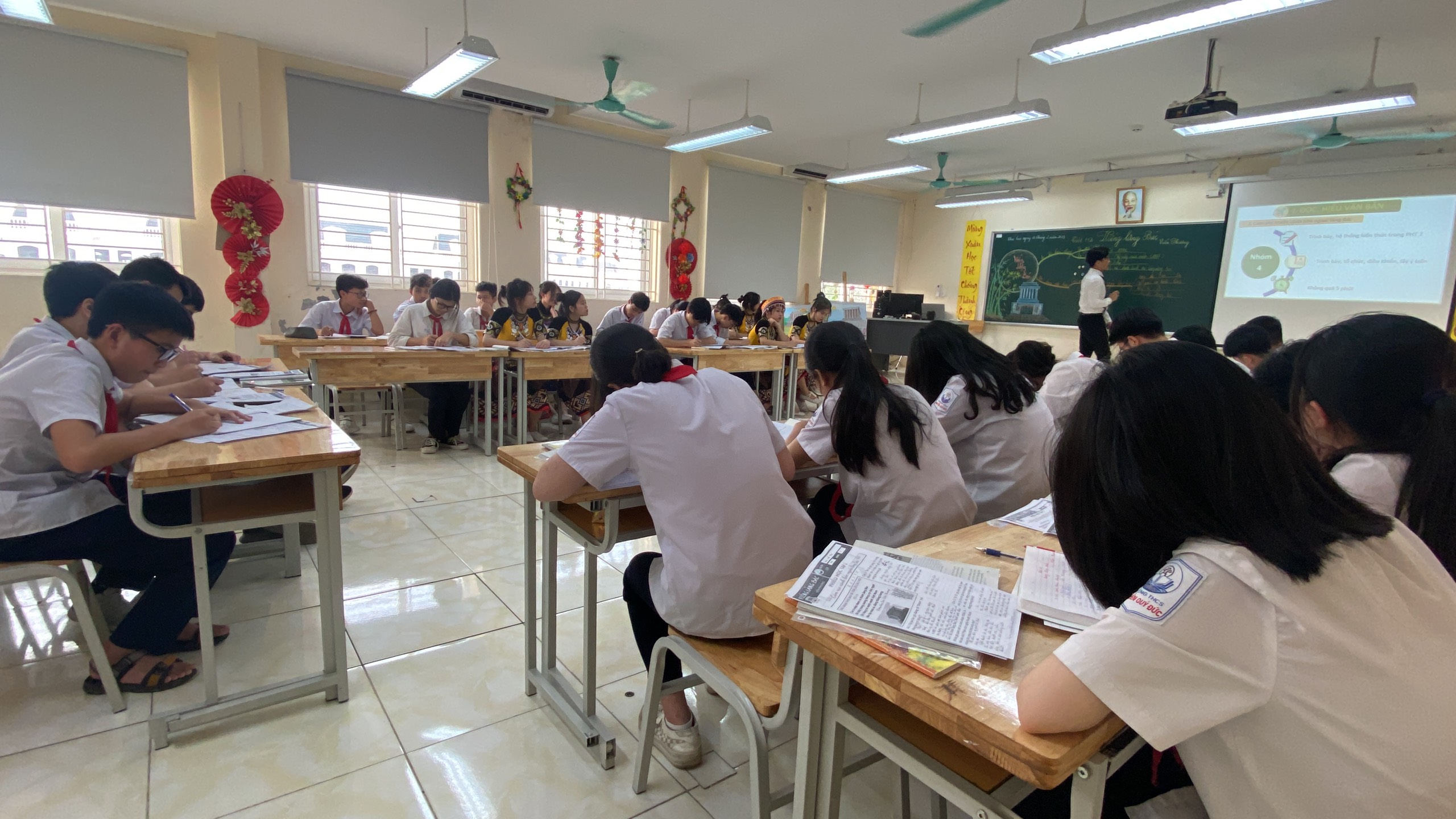 D:\Van phong\Ảnh\2022-2023\HKII\1. Thi GVG Quận văn sử\e6ac8d8fc38319dd4092.jpg