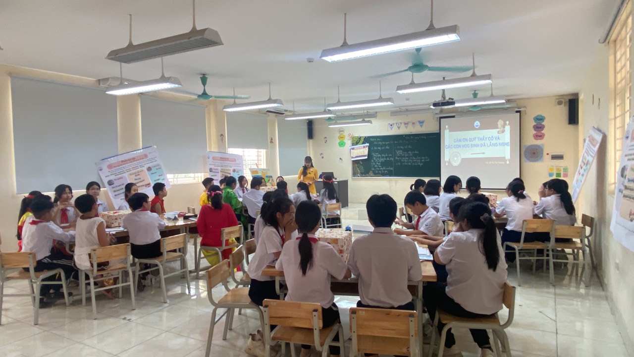 D:\Van phong\Ảnh\2022-2023\HKII\1. Thi GVG Quận văn sử\06ef28953299e8c7b188.jpg