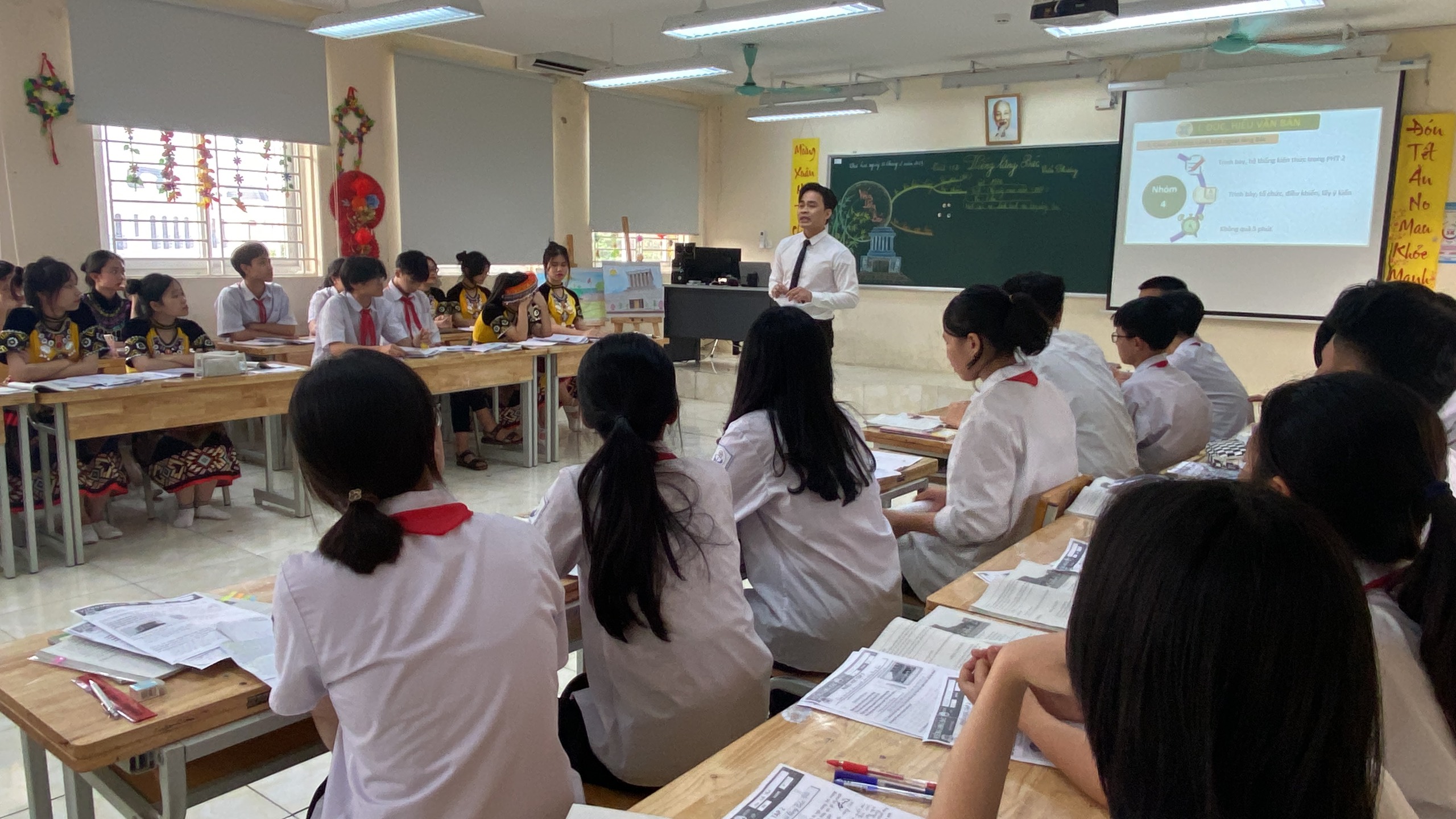 D:\Van phong\Ảnh\2022-2023\HKII\1. Thi GVG Quận văn sử\0a1ac5f18bfd51a308ec.jpg