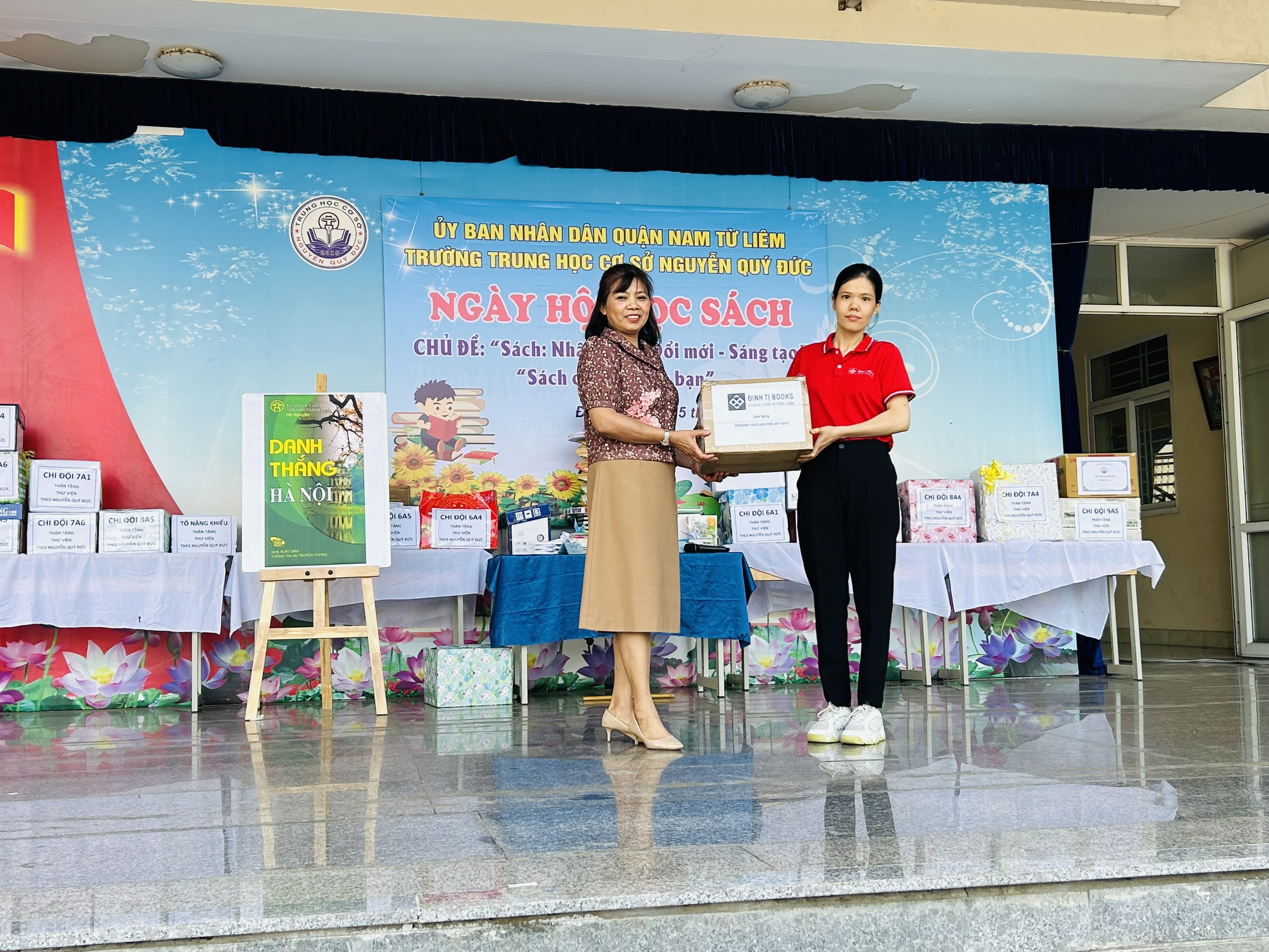 D:\Van phong\Ảnh\2022-2023\Video hoạt động HK2\30 Nhà sách Đinh Tị trao tặng sách cho TV trường.jpg