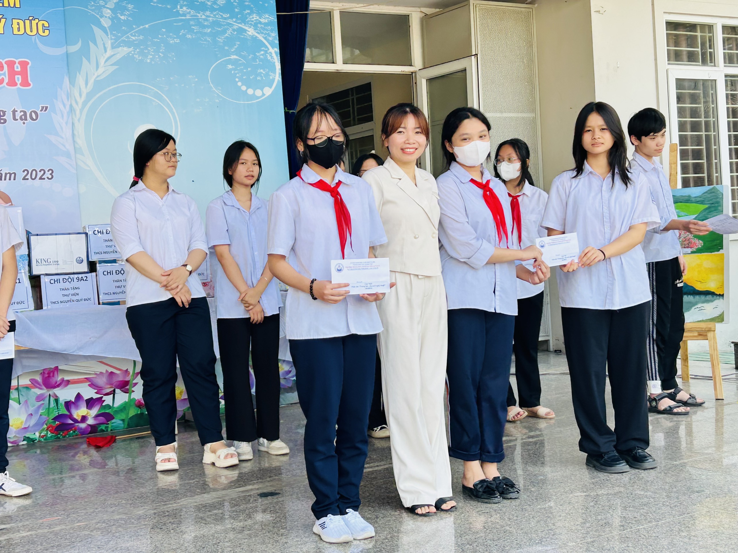 D:\Van phong\Ảnh\2022-2023\Video hoạt động HK2\29 Cô Nguyễn Thị Uyên - NV Thư viện trao giải cho các lớp đạt giải Kiện tướng ủng hộ sách.jpg