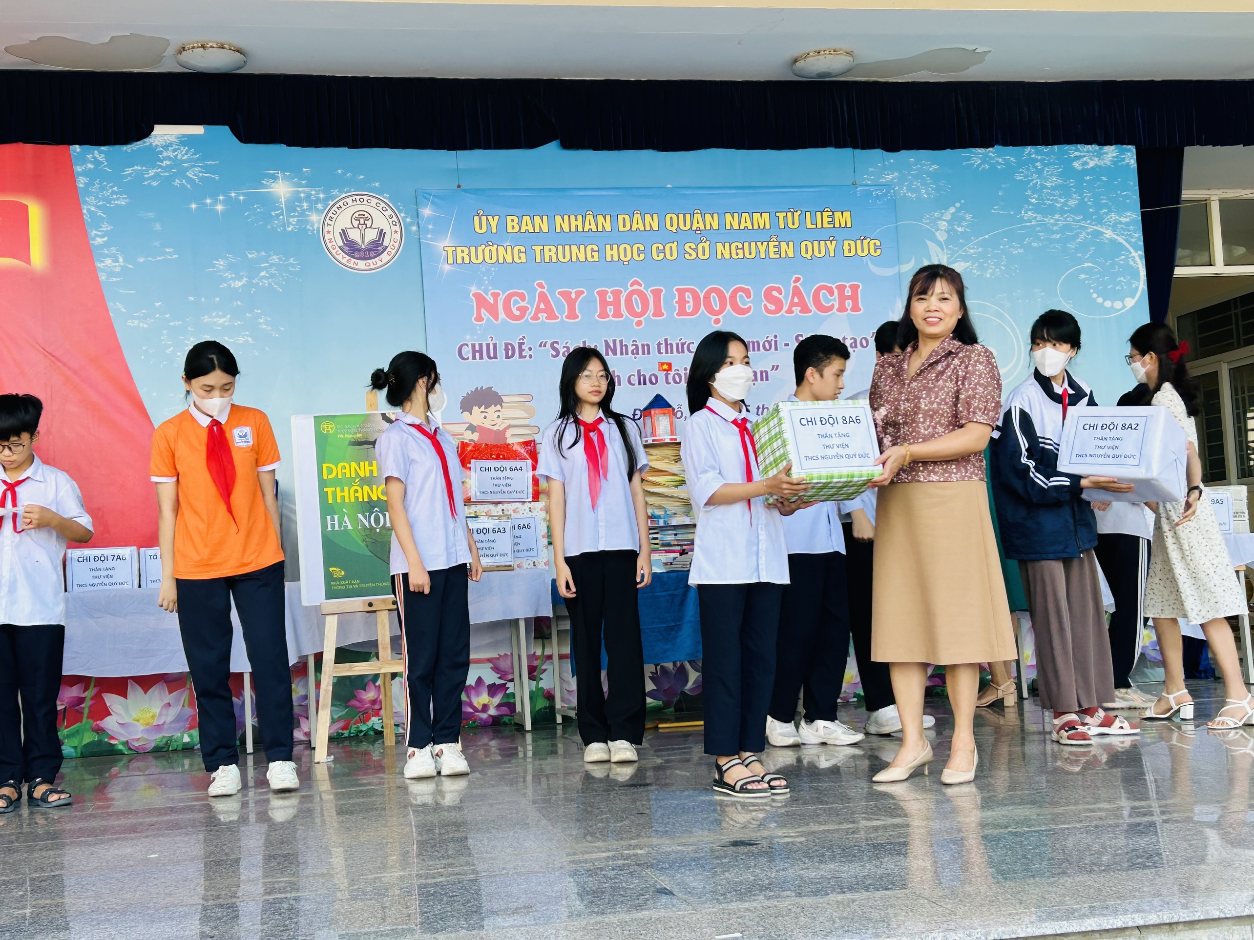 D:\Van phong\Ảnh\2022-2023\Video hoạt động HK2\26 Đại diện các Chi đội trao tặng sách cho Thư viện.jpg