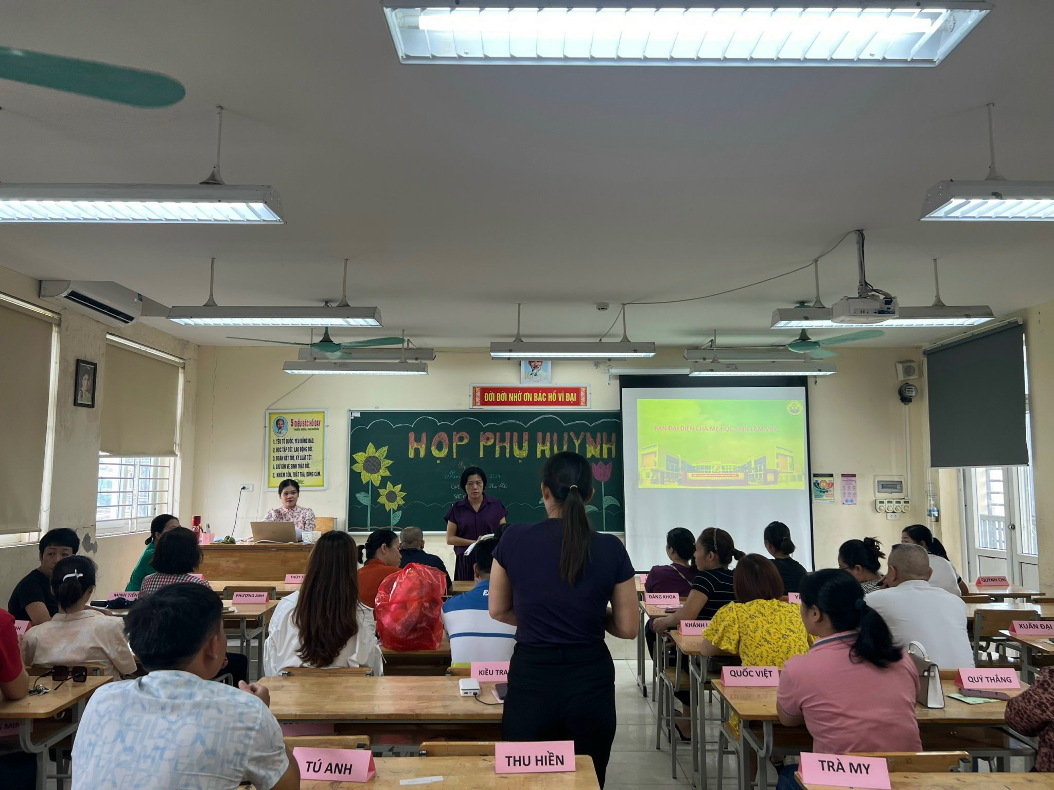 D:\Van phong\Ảnh\2023-2024\5. Họp PHHS đầu năm 10-9-2023\z4682151204253_6bf519f153a907be25bdbec8e0a1146b.jpg