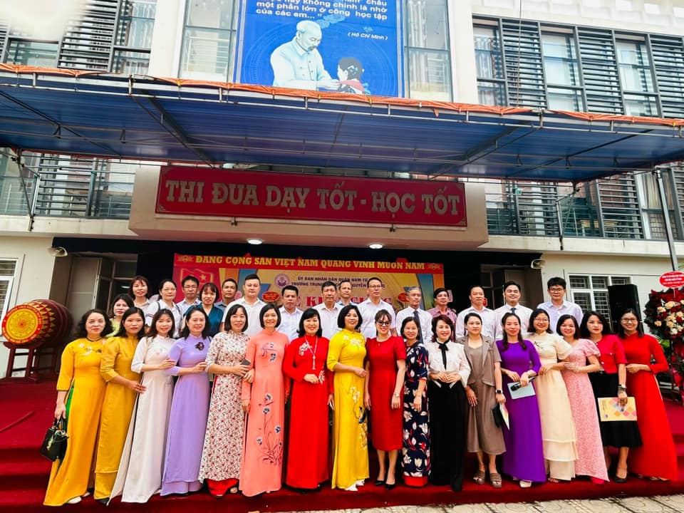 D:\Van phong\Ảnh\2023-2024\3. Khai giảng năm học 2023 - 2024\000 ảnh chọn in\375453900_971297000625701_152783959482434021_n.jpg