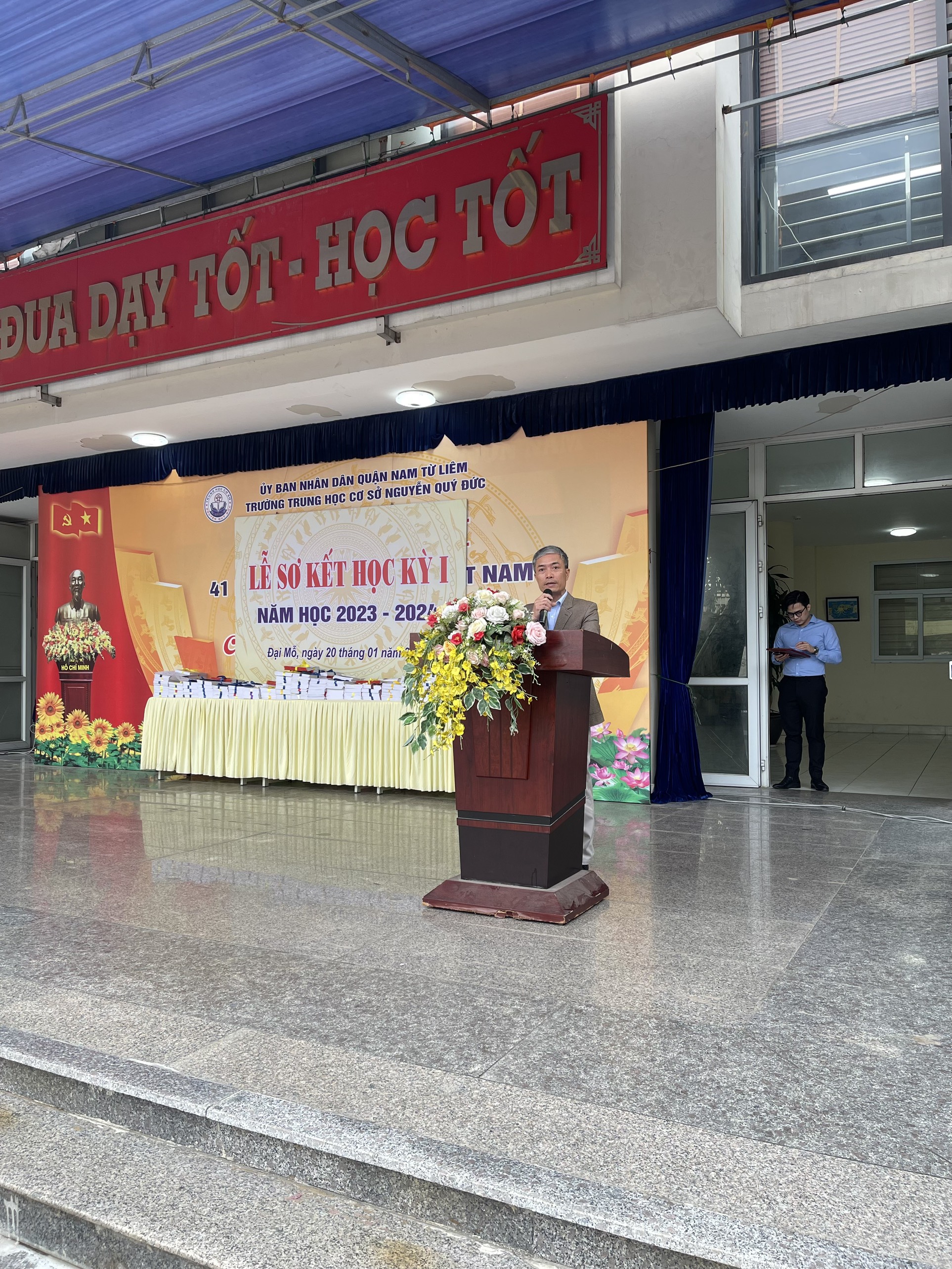 D:\Van phong\Ảnh\2023-2024\21. Sơ kết HK1\z5138295955176_e205b380e6a4729cdeea6ba2ddbd524a.jpg