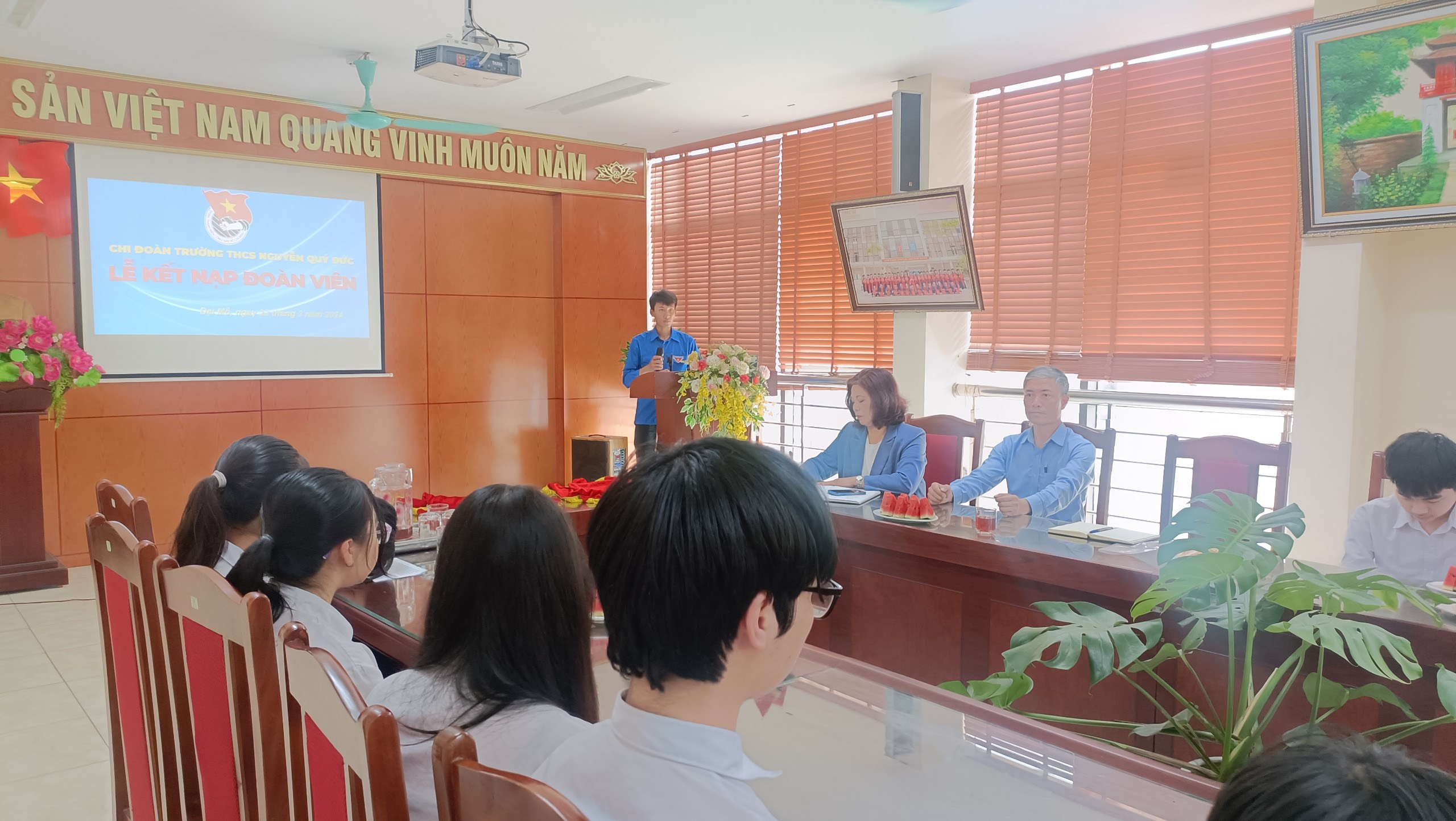 D:\Van phong\Ảnh\2023-2024\25. LỄ KẾT NẠP ĐOÀN VIÊN\z5288476421471_f43dd88e54204b47774bfb7844d28482.jpg