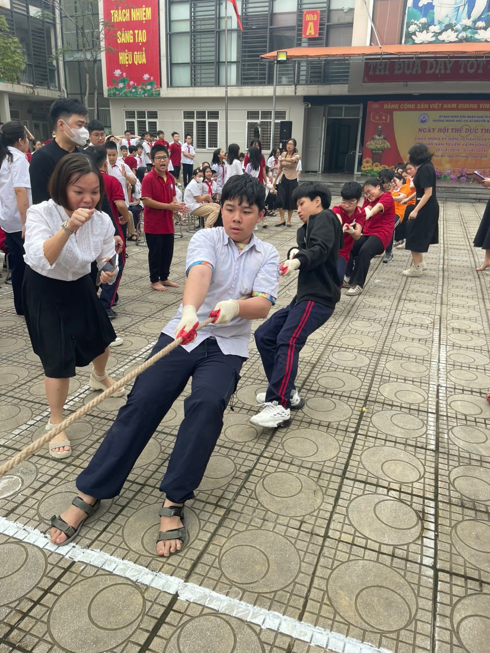 D:\Van phong\Ảnh\2023-2024\26. Hội khỏe phù đổng\z5288478913821_03ebb8dcfea8d8f7c708aecfba4503ad.jpg