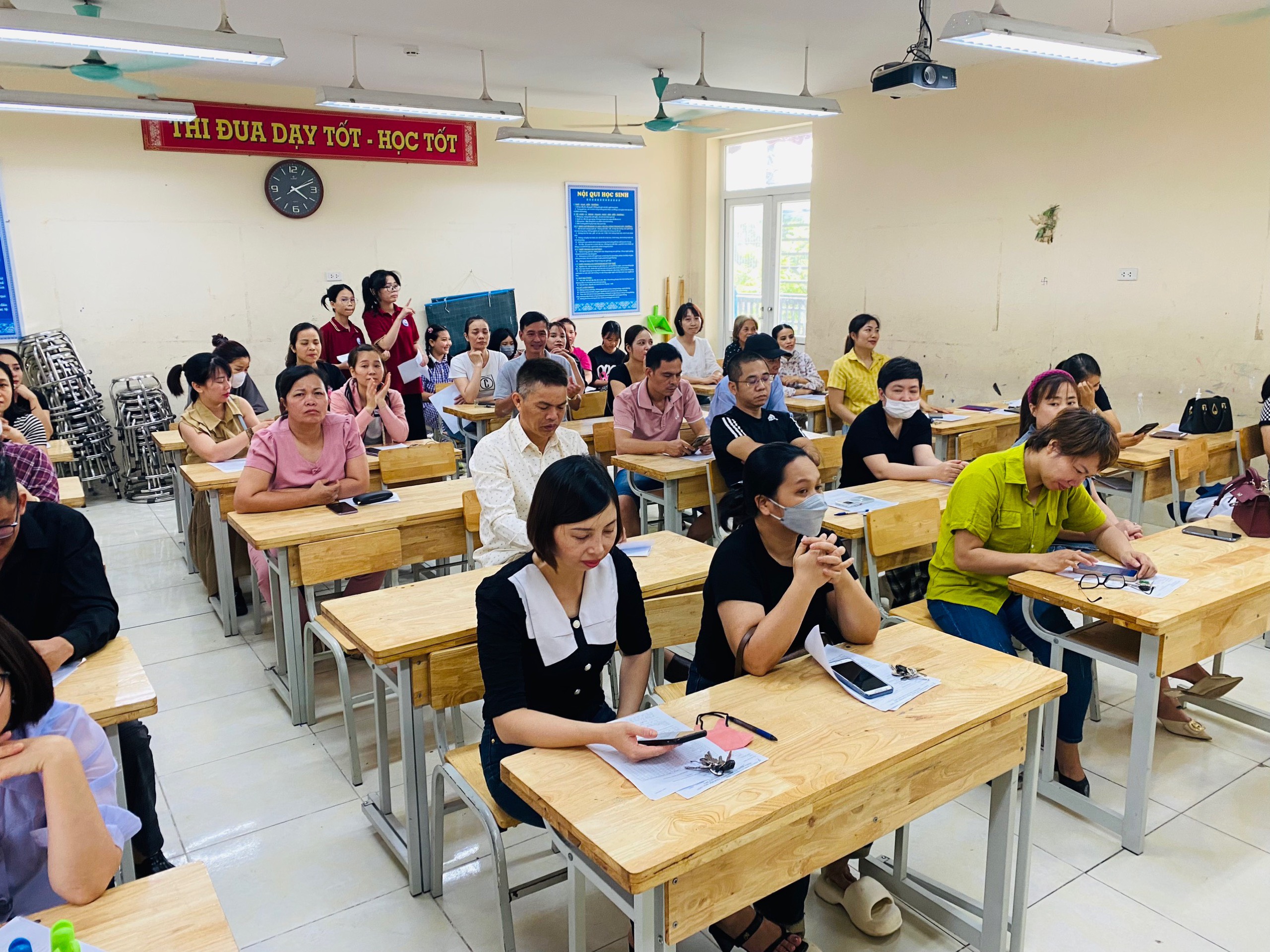 D:\Van phong\Ảnh\2023-2024\31. Họp PH cuối năm\z5458180101605_2fcdb4a1fea051712e498f8e1bb9d027.jpg