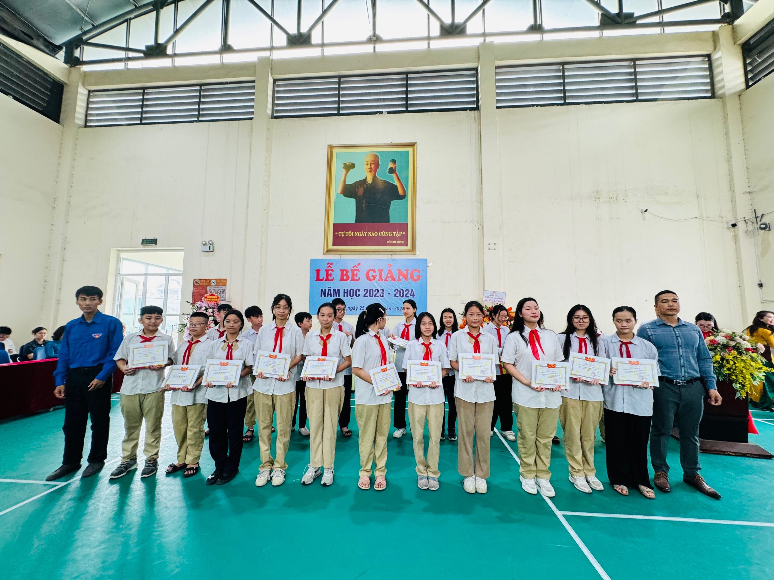 D:\Van phong\Ảnh\2023-2024\32. Tổng kết năm học\z5493852973501_1f96b0c47a40533e055de23baf1353de.jpg
