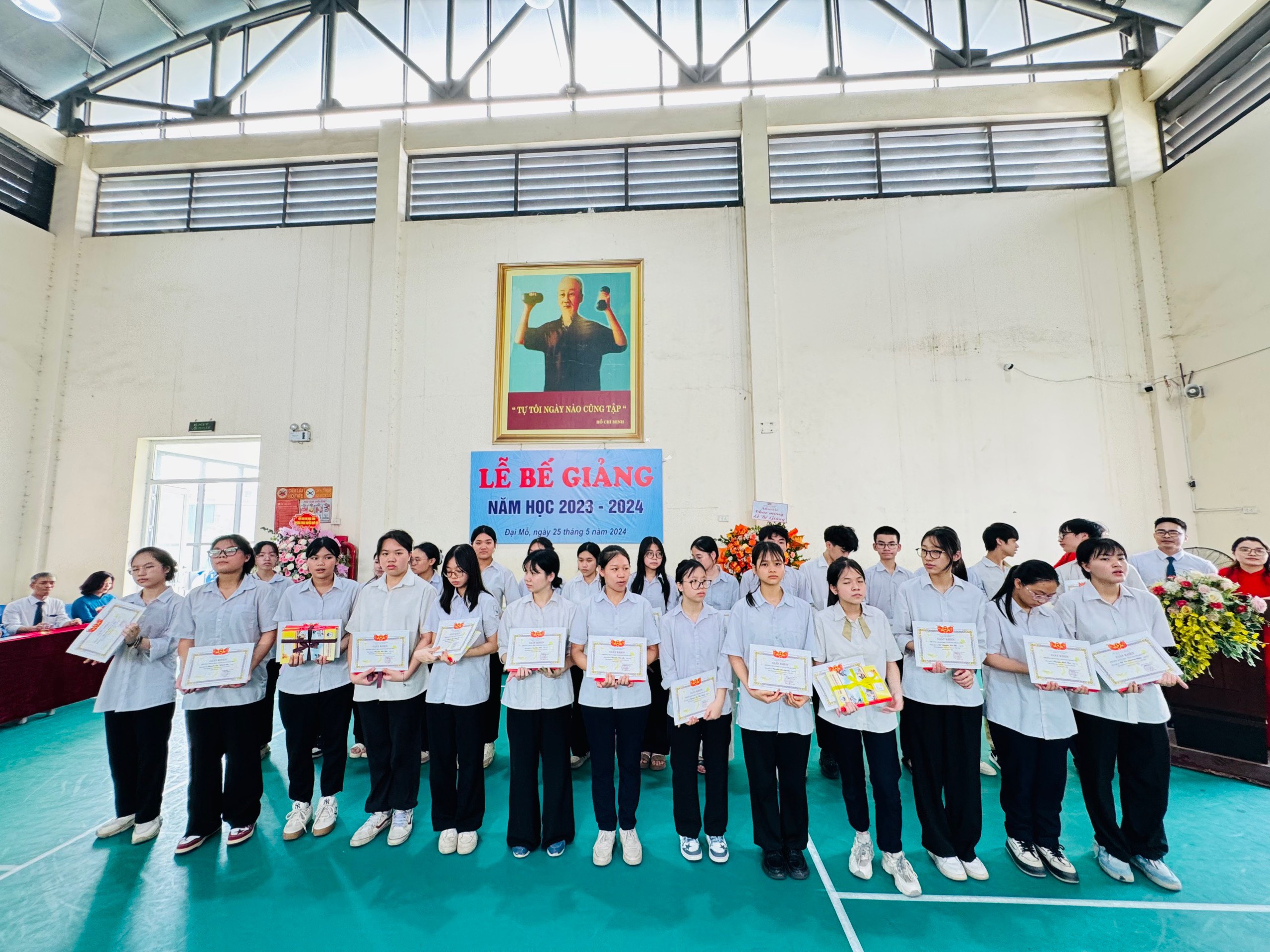 D:\Van phong\Ảnh\2023-2024\32. Tổng kết năm học\z5493852957662_89659ecc0ac15a7d1877e4361f75bbda.jpg
