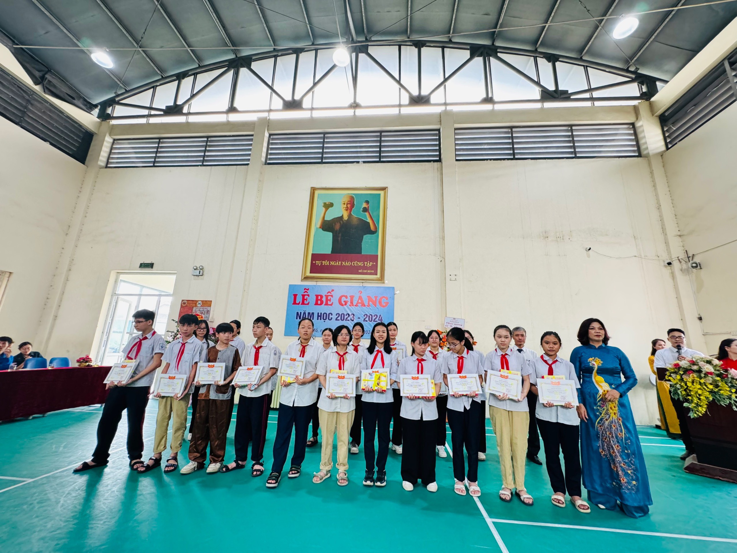 D:\Van phong\Ảnh\2023-2024\32. Tổng kết năm học\z5493852955259_22da0ee6a227d2f0bdd75bb6556c264f.jpg