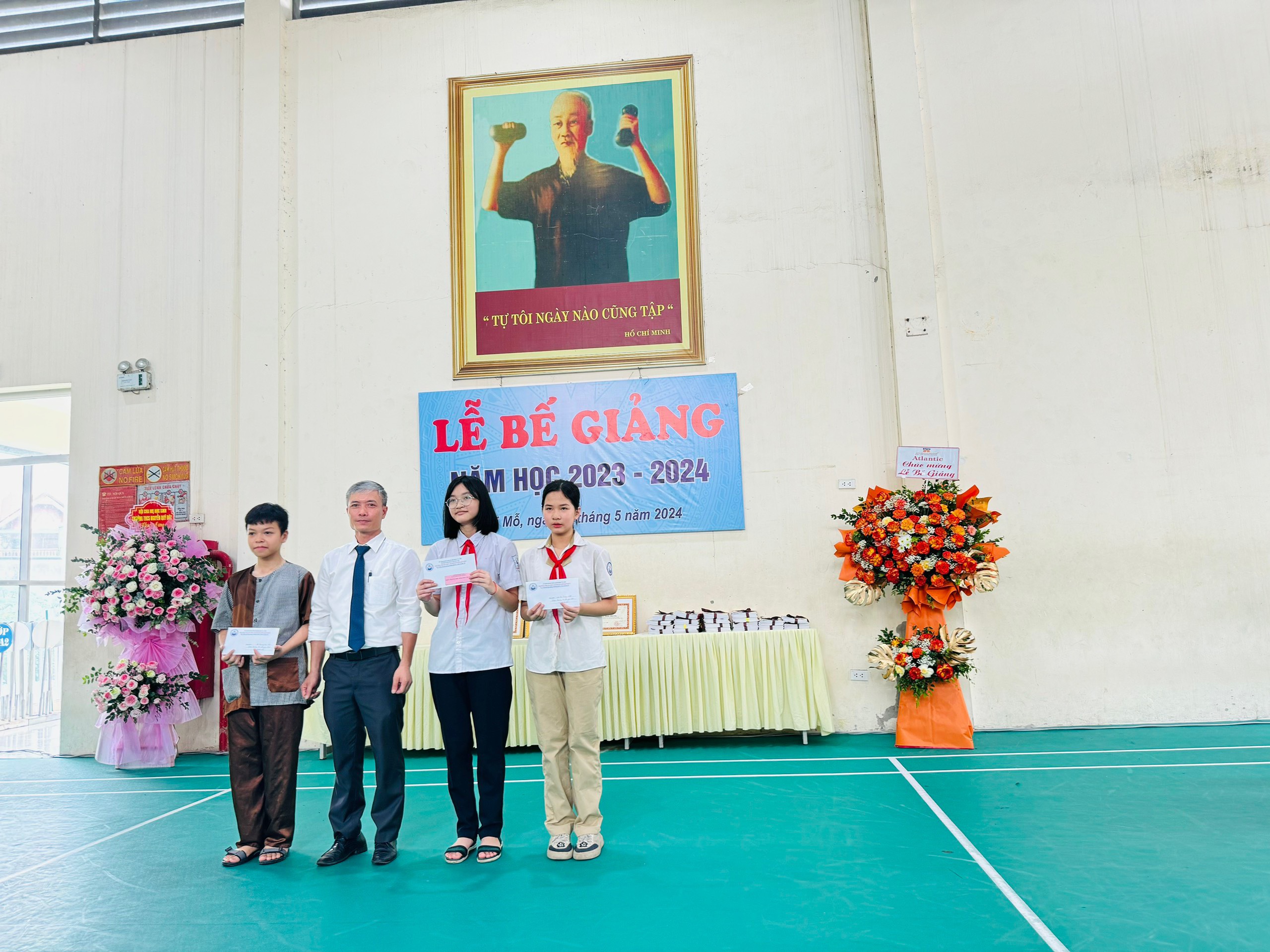 D:\Van phong\Ảnh\2023-2024\32. Tổng kết năm học\z5493853016914_dd35daee1f20193d6284fc5b94ca660c.jpg