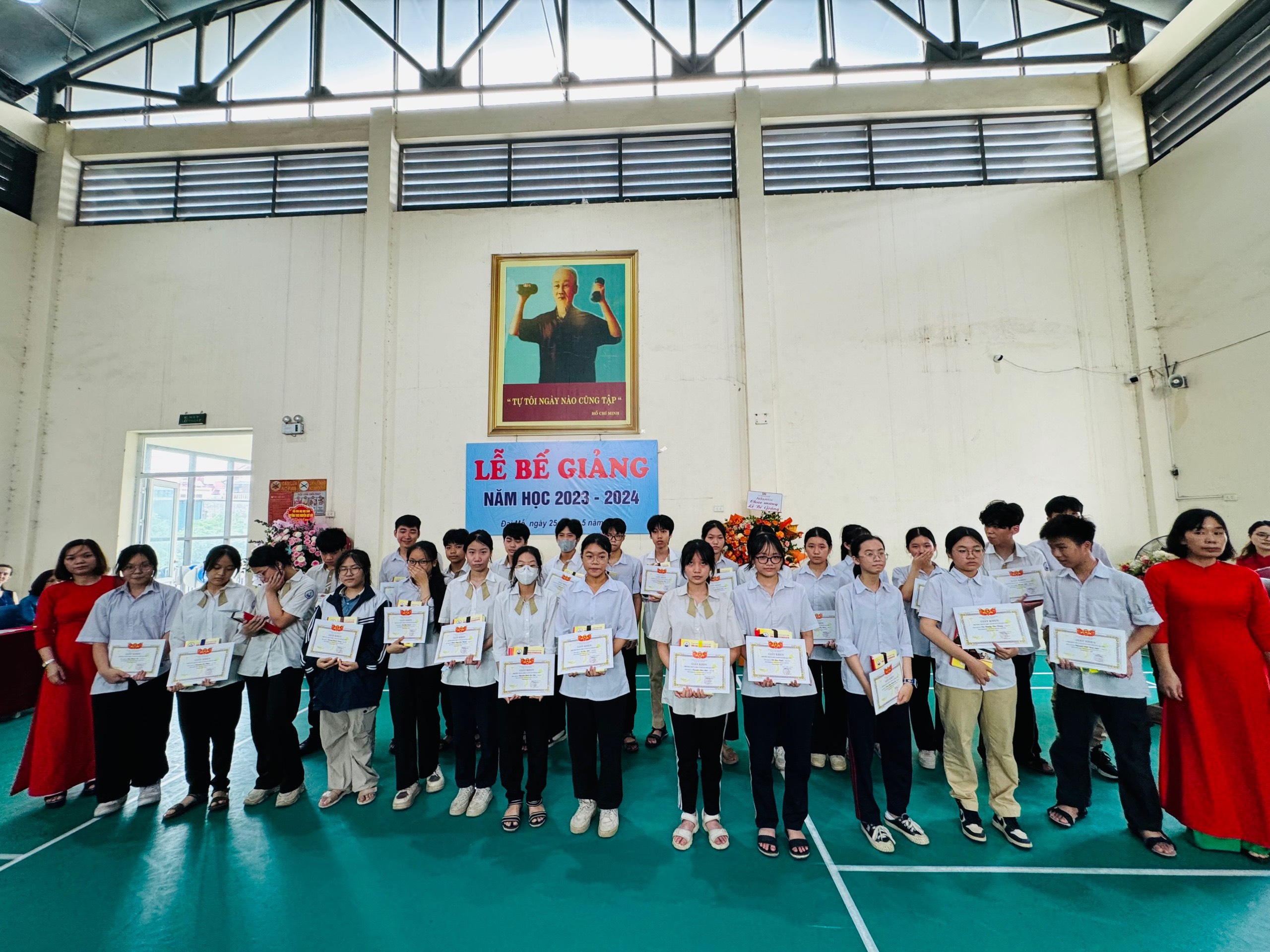 D:\Van phong\Ảnh\2023-2024\32. Tổng kết năm học\z5493853011282_5f15539651510a5767589130b01745c4.jpg