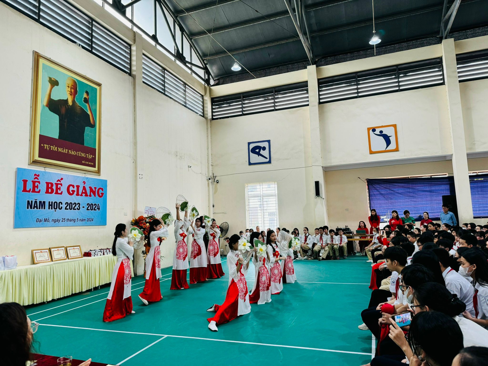 D:\Van phong\Ảnh\2023-2024\32. Tổng kết năm học\z5493853094168_5c2677a038f33ff5531868e17e83c0db.jpg
