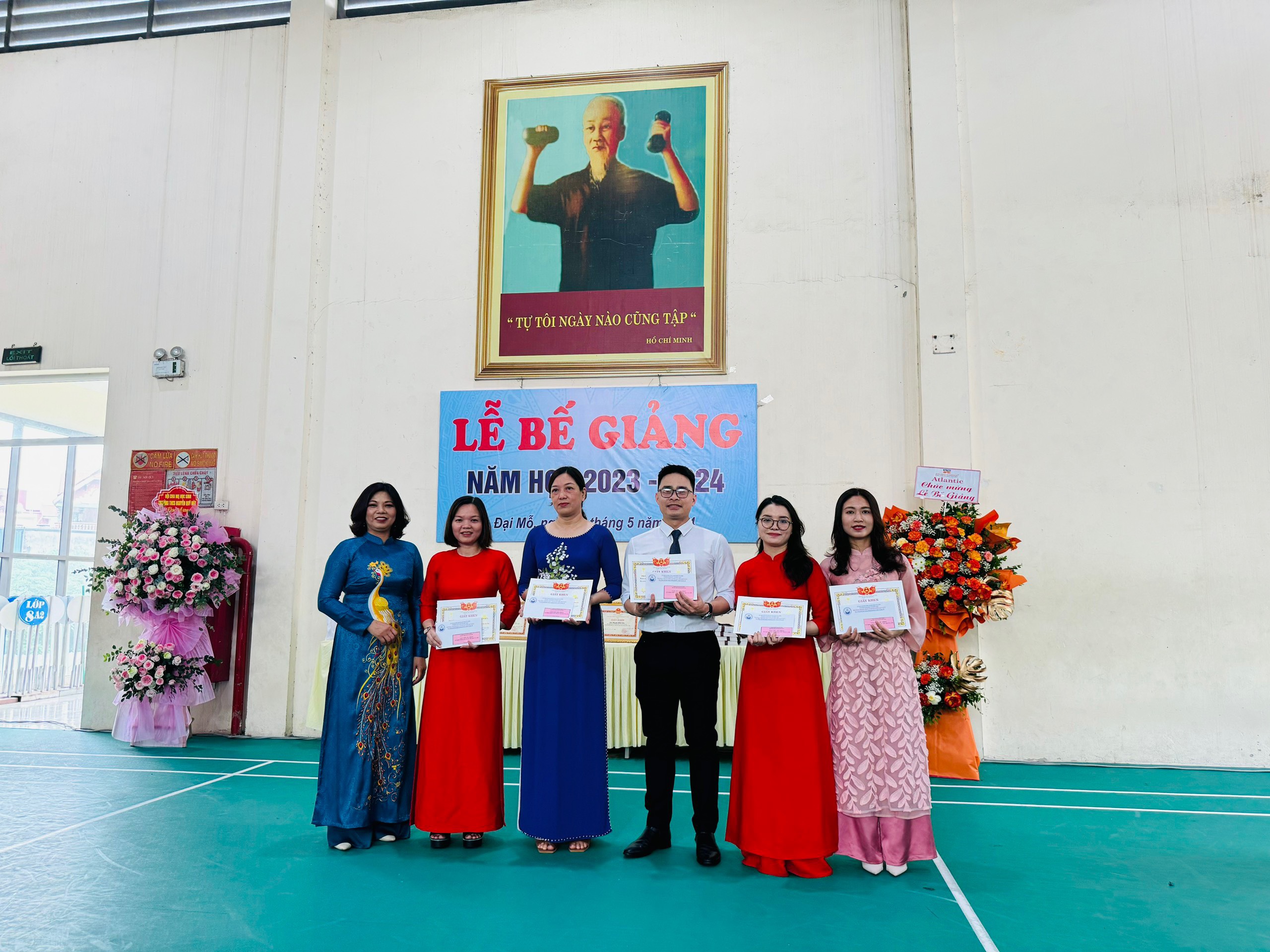 D:\Van phong\Ảnh\2023-2024\32. Tổng kết năm học\z5493853033915_945df9f87d019393f387be415a8a7e83.jpg