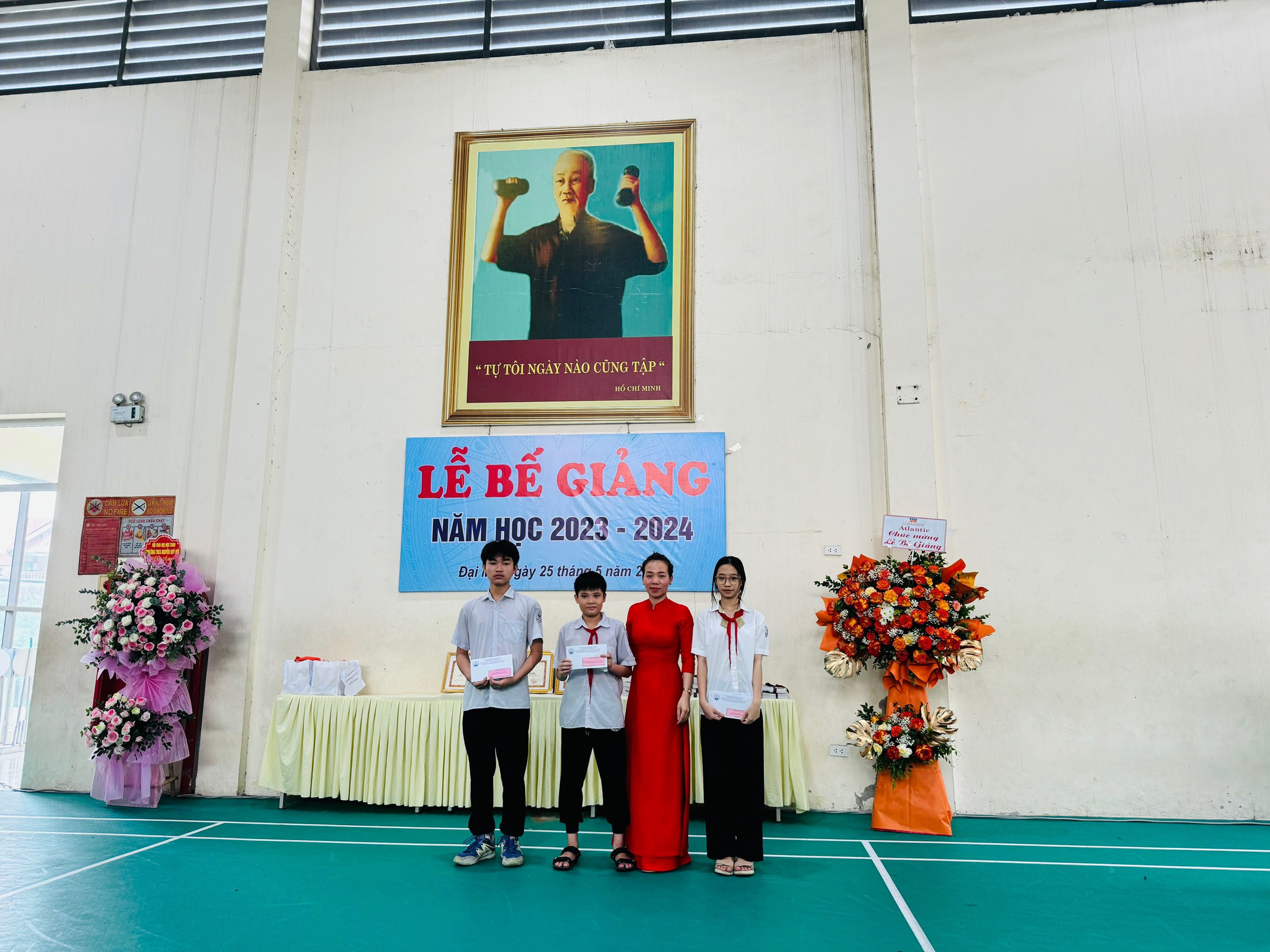 D:\Van phong\Ảnh\2023-2024\32. Tổng kết năm học\z5493853027114_663210b6fc2a1575e2f1b215f002da3d.jpg