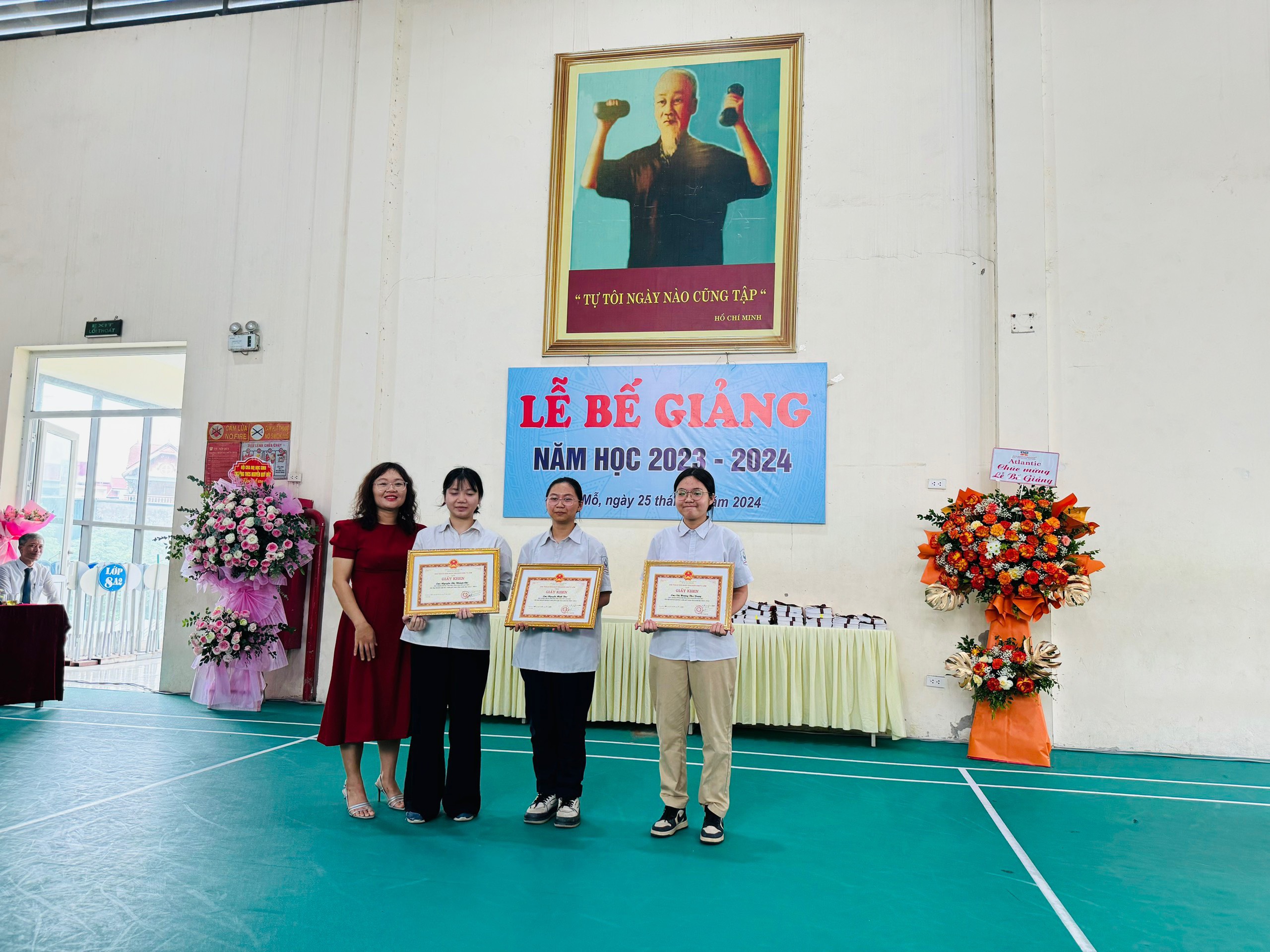 D:\Van phong\Ảnh\2023-2024\32. Tổng kết năm học\z5493853020919_899117755cb8eb95d6bb5fedf211af80.jpg