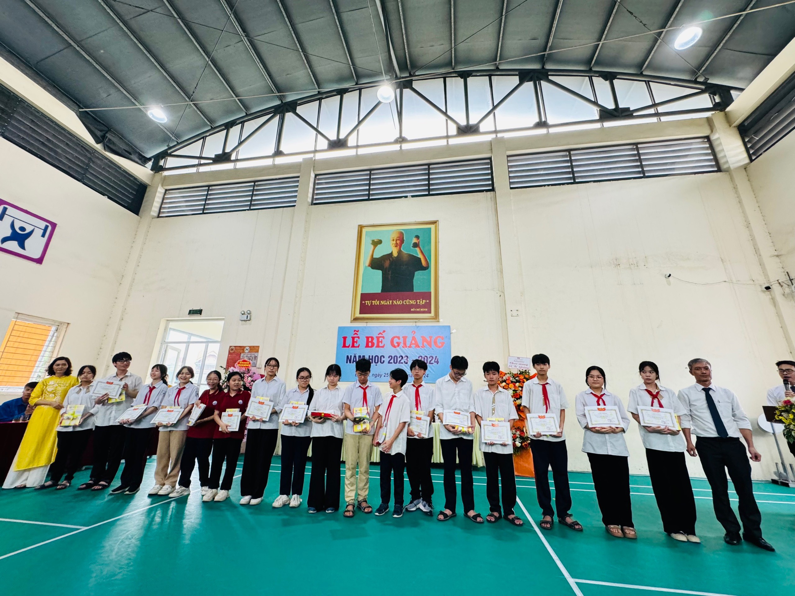 D:\Van phong\Ảnh\2023-2024\32. Tổng kết năm học\z5493853019542_b620aa89e29bdd704e92493f57271530.jpg