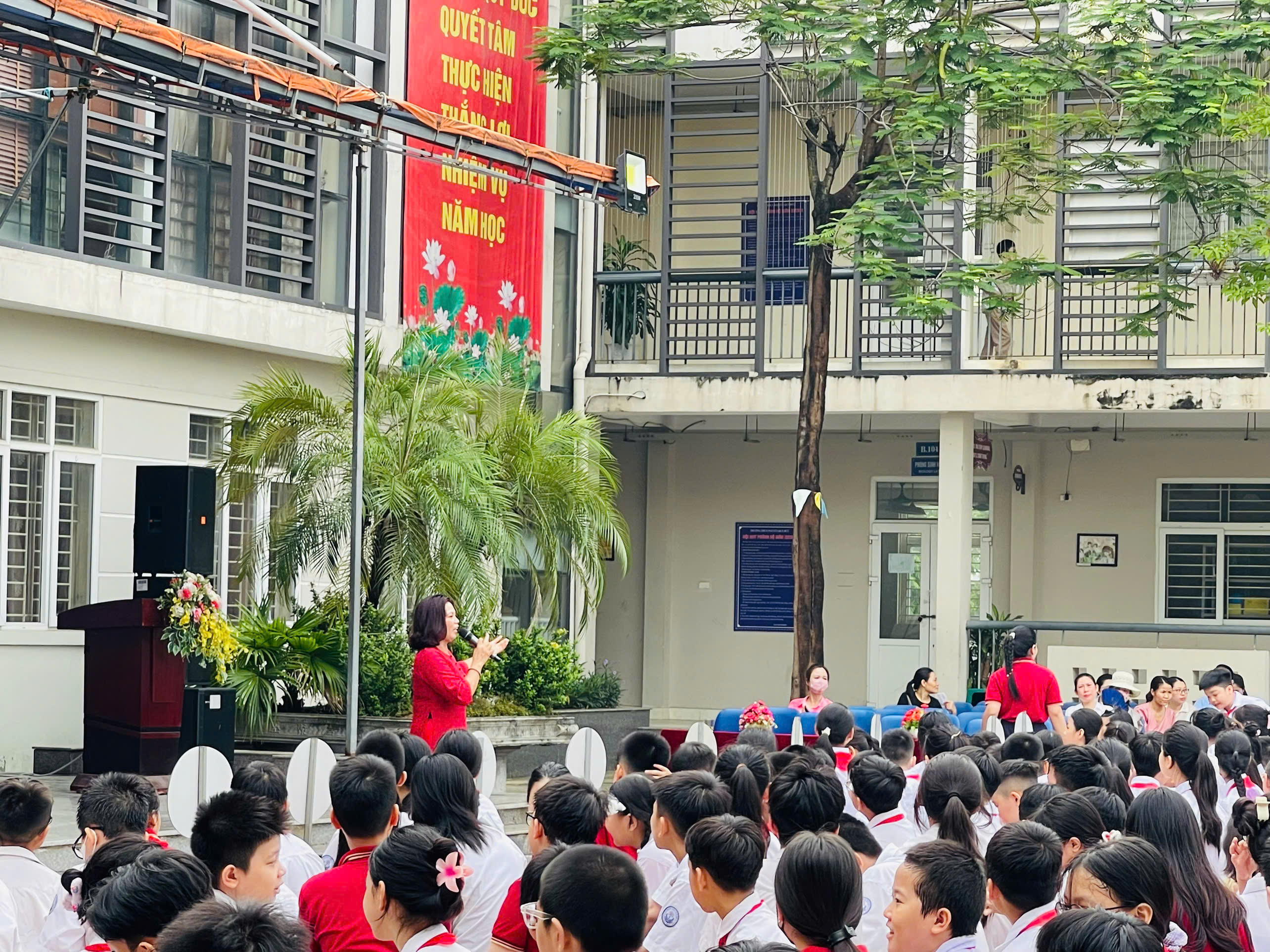 D:\Van phong\Ảnh\2024-2025\Đón HS khối 6\z5728848647890_c219282e0d03712dfdba29aef67edf6f.jpg