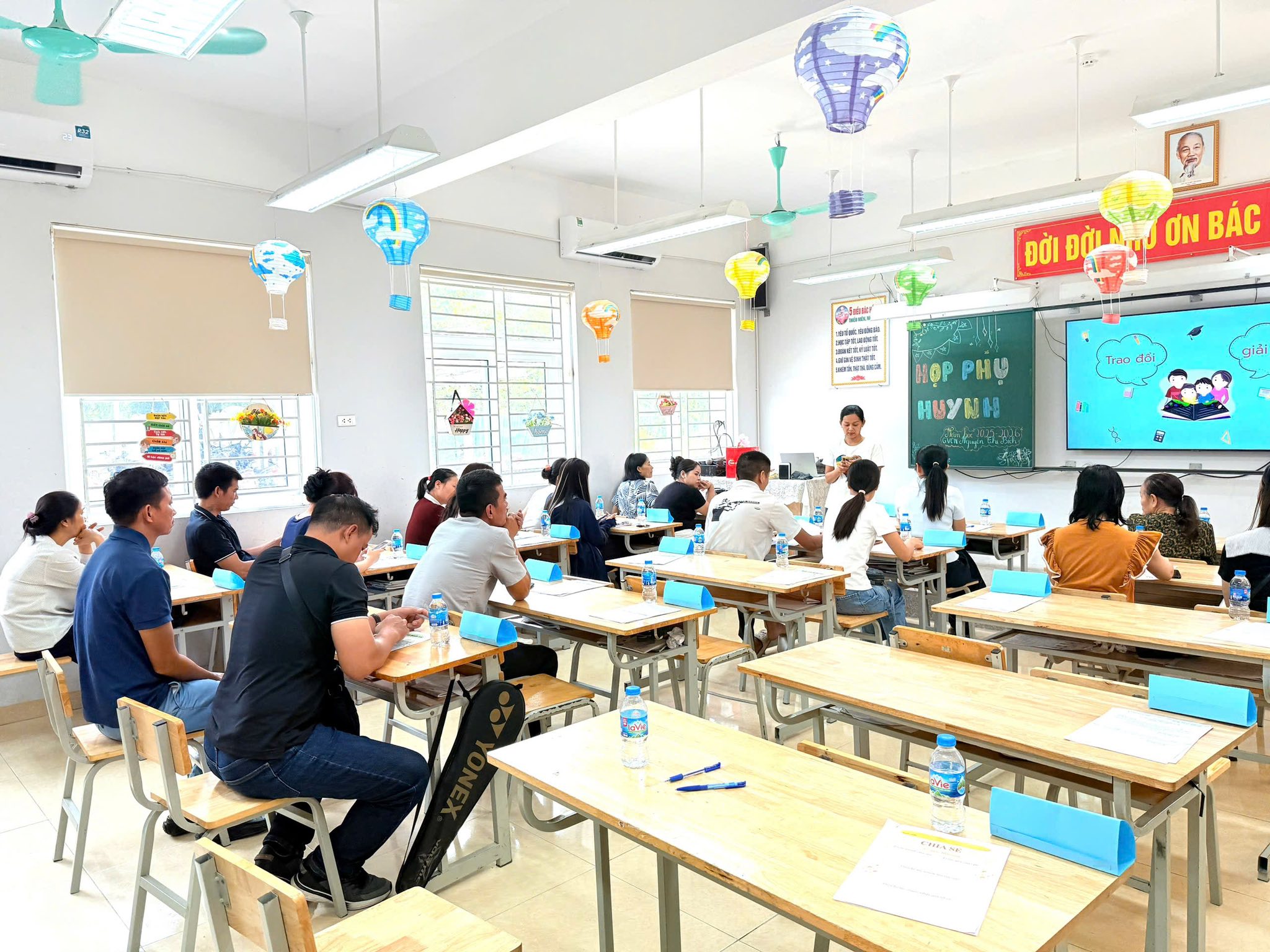 D:\Ảnh\2025-2026\Họp CMHS\68c1d3c1-3699-41cf-9980-e18529fad7ae.jfif