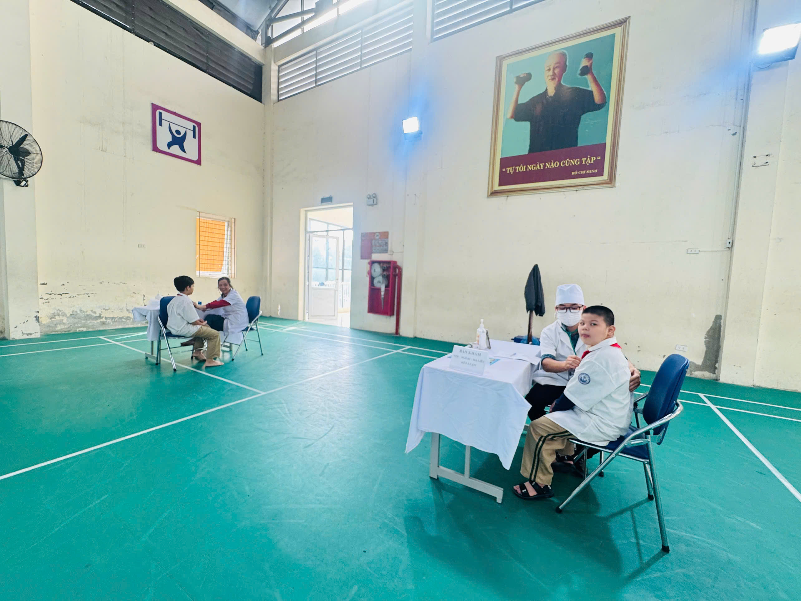 D:\Ảnh\2025-2026\Khám sức khỏe cho HS\gen-h-z7206344926599_3d013cb3516f86980fce52f7ea077ff2.jpg