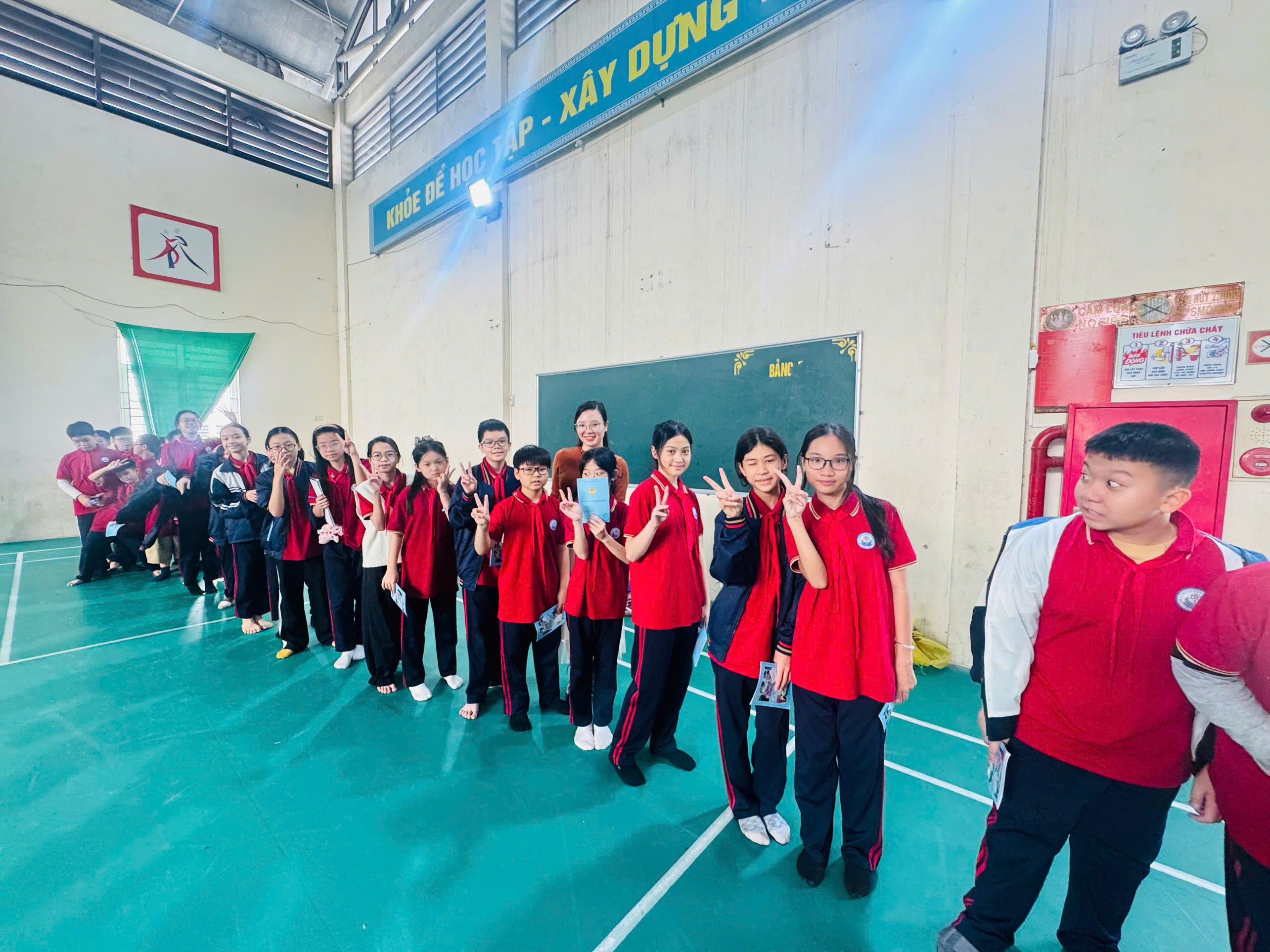 D:\Ảnh\2025-2026\Khám sức khỏe cho HS\gen-h-z7206344918625_8f2a545a5460bfab9fd8b4deb021cfe4.jpg