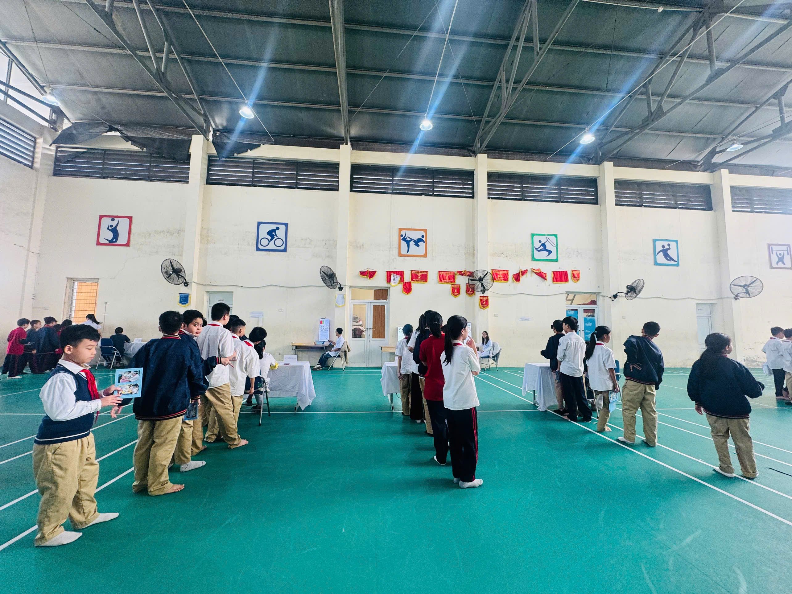 D:\Ảnh\2025-2026\Khám sức khỏe cho HS\gen-h-z7206344912513_89678d61e4c6502324d4b6e838b45f54.jpg