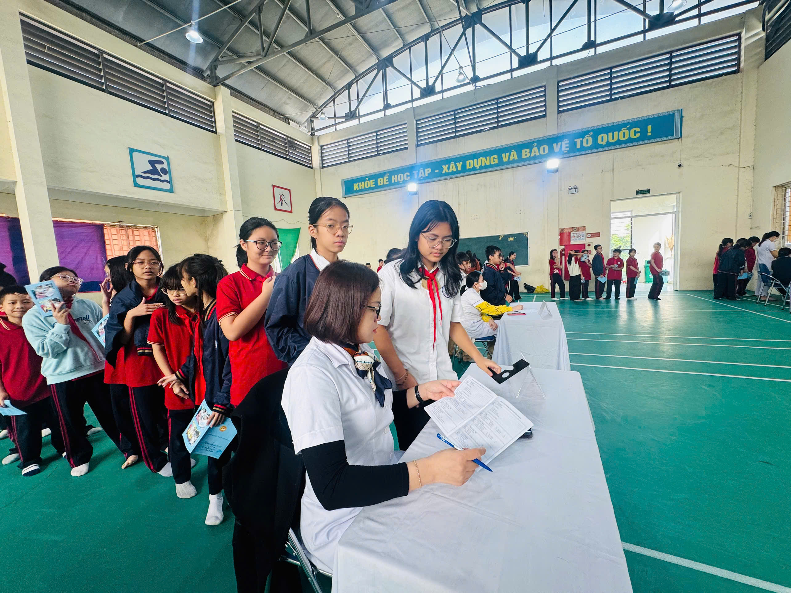 D:\Ảnh\2025-2026\Khám sức khỏe cho HS\gen-h-z7206344966708_eb3f8915799f22c5cf9f05da57419f1f.jpg