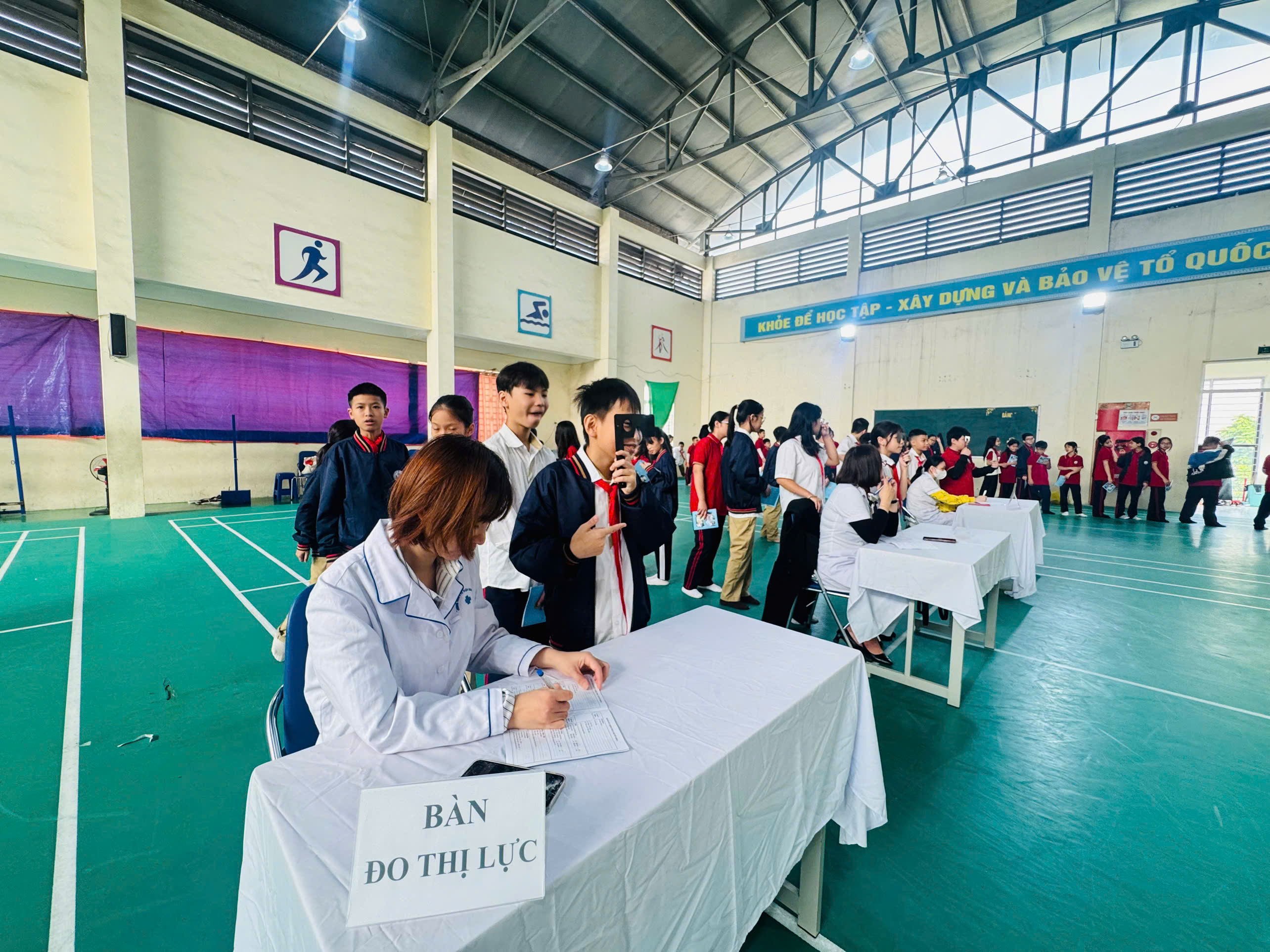 D:\Ảnh\2025-2026\Khám sức khỏe cho HS\gen-h-z7206344960284_4d59397aad49fb318672ec92d54b045d.jpg