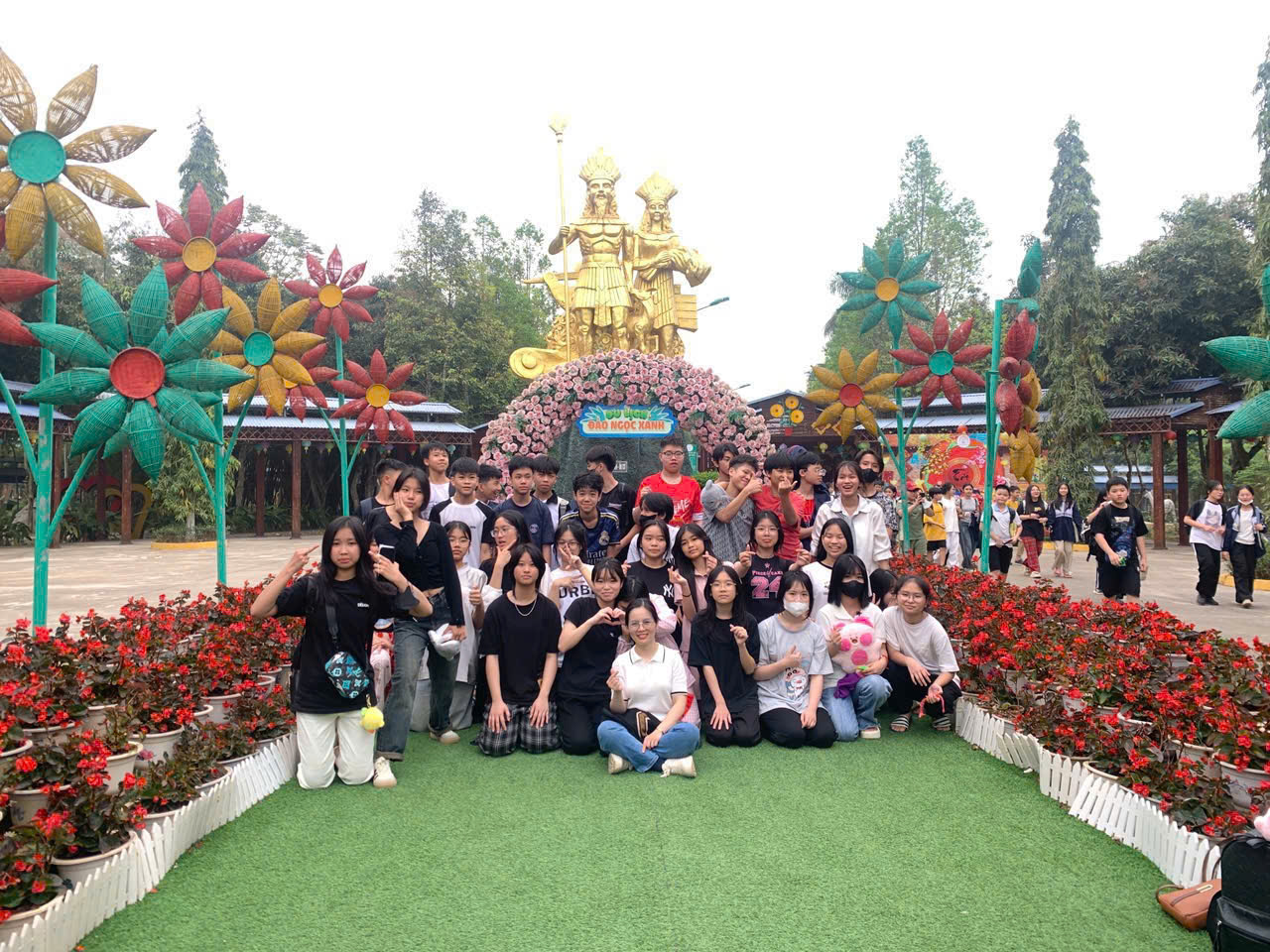 D:\Ảnh\2024-2025\19. tham quan ngoại khóa văn miếu Sơn Tây\z6451012576107_29873df8abedb99048a4237301846699.jpg