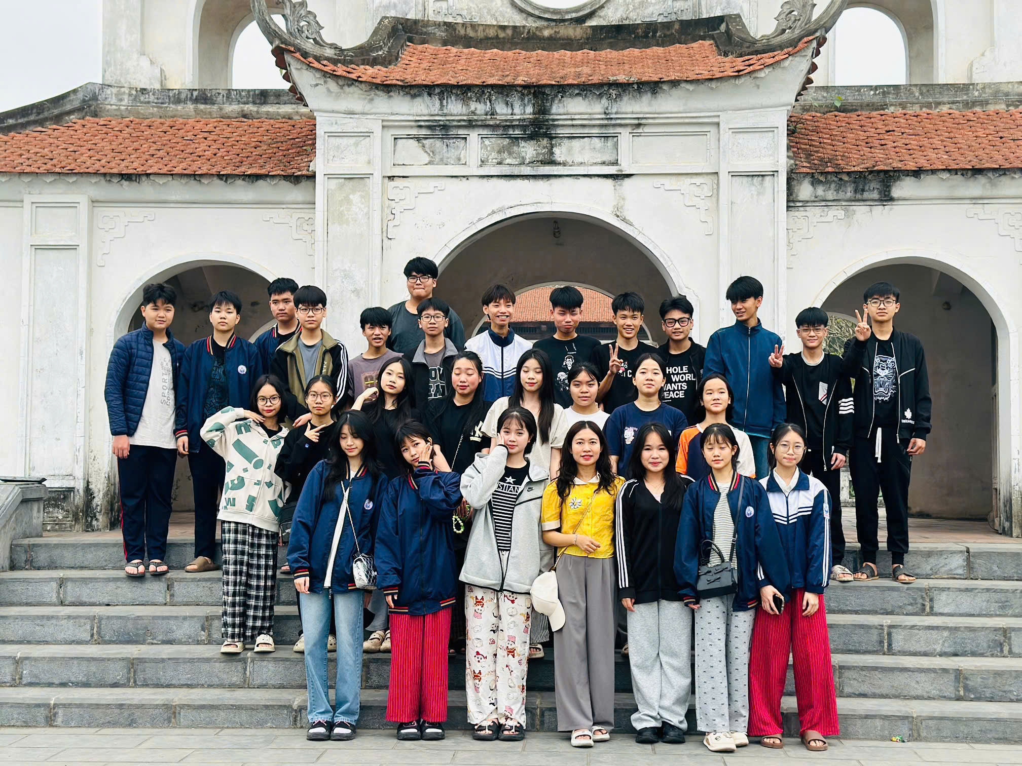 D:\Ảnh\2024-2025\19. tham quan ngoại khóa văn miếu Sơn Tây\z6451012630378_f7cfc92538ec7aa5c0c6e8cb42ea850e.jpg