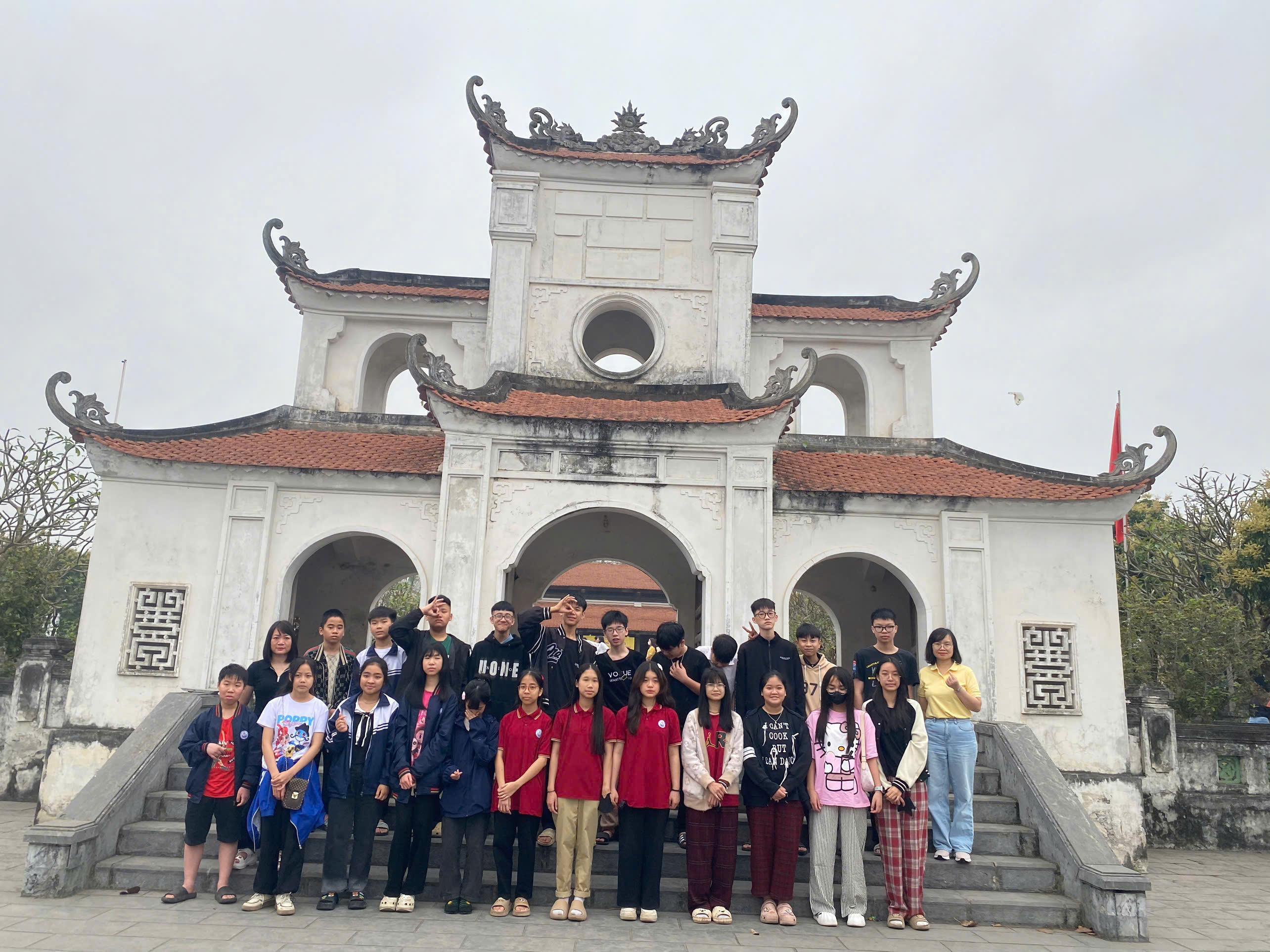 D:\Ảnh\2024-2025\19. tham quan ngoại khóa văn miếu Sơn Tây\z6451012609780_d2fef95d9a6f57c906618f4aa541e56d.jpg