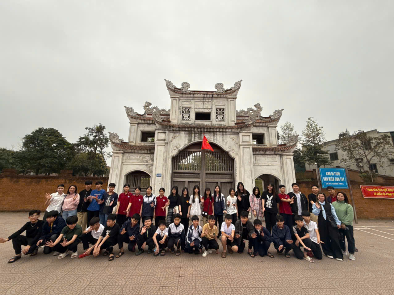 D:\Ảnh\2024-2025\19. tham quan ngoại khóa văn miếu Sơn Tây\z6451012419925_f0c355b3e0bb0bf03058a2c4af79aaca.jpg
