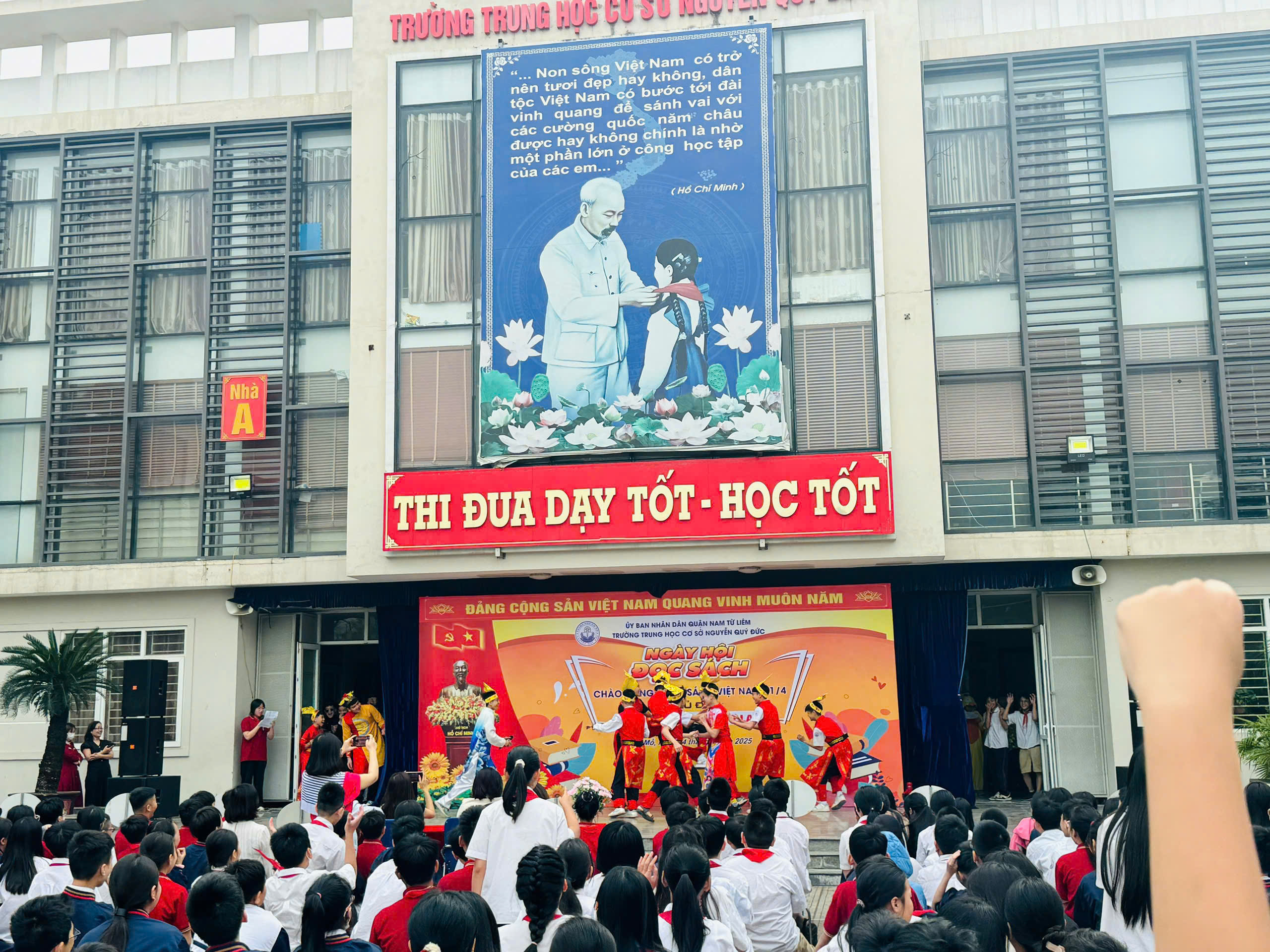 D:\Ảnh\2024-2025\21. Ngày hội đọc sách\z6510790388193_fe865c9f3fdb143024534a71529a4fd0.jpg