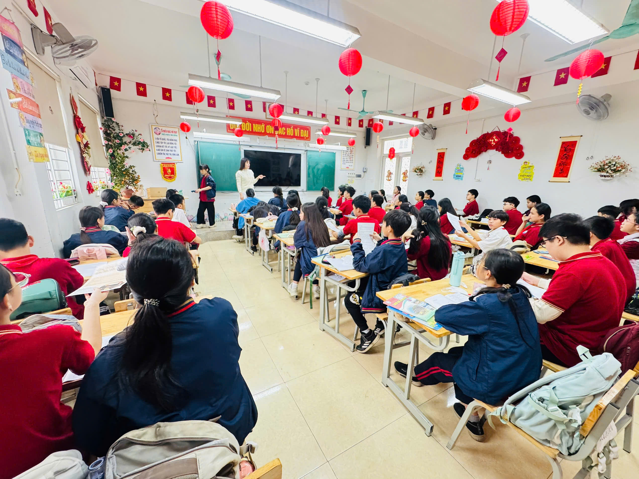 D:\Ảnh\2025-2026\HK2\1. Trang trí lớp chủ đề Tết\z7483572458674_7fbfff9415138ab6d24a6c3ee10bebd7.jpg