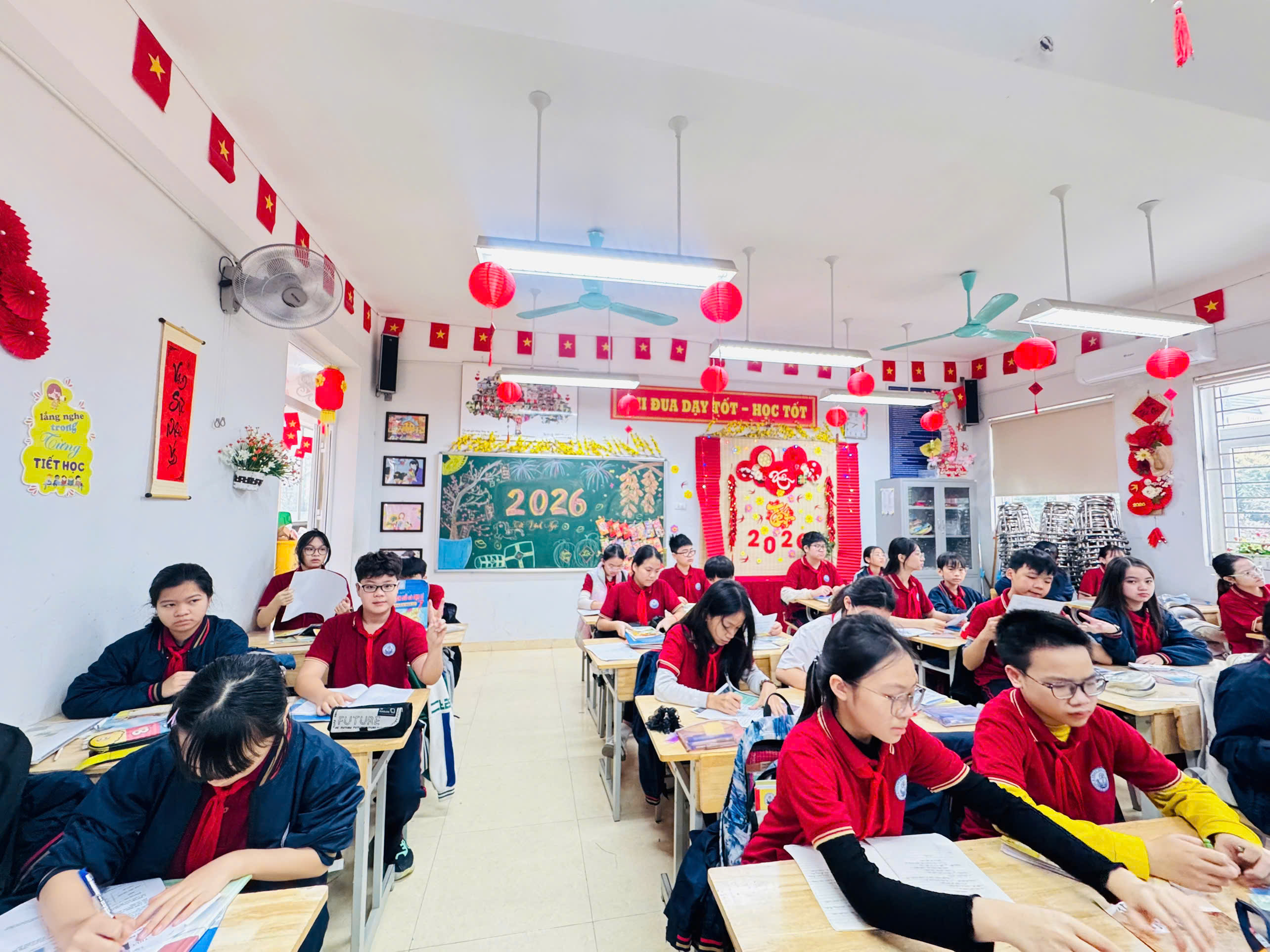 D:\Ảnh\2025-2026\HK2\1. Trang trí lớp chủ đề Tết\z7483572342710_2b4955d4c6e75d189b0499e2f167e579.jpg