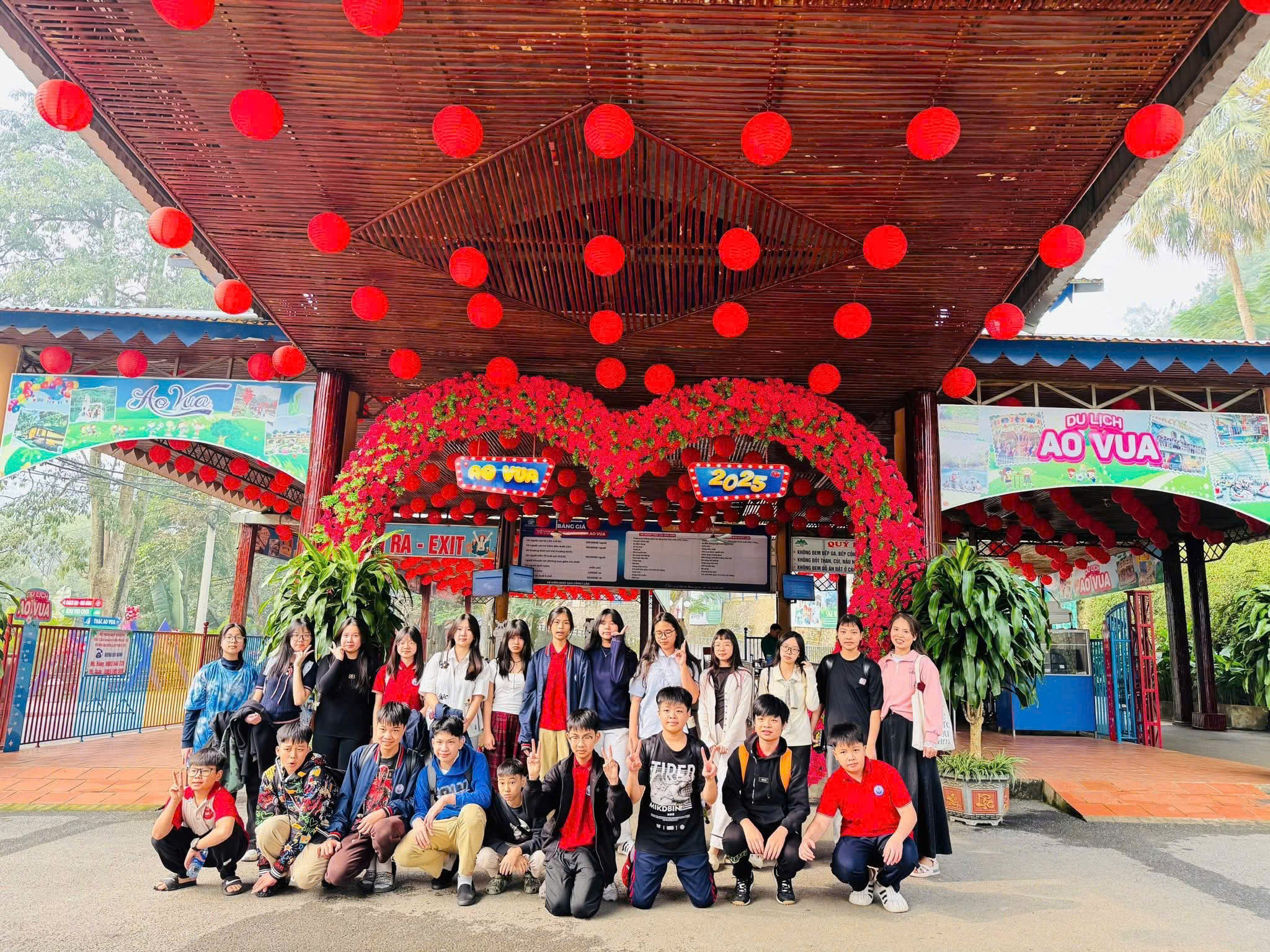 D:\Ảnh\2025-2026\HK2\5. HS trải nghiệm\z7484245601936_0b7c0e090749325fdc0c92a852c8f801.jpg